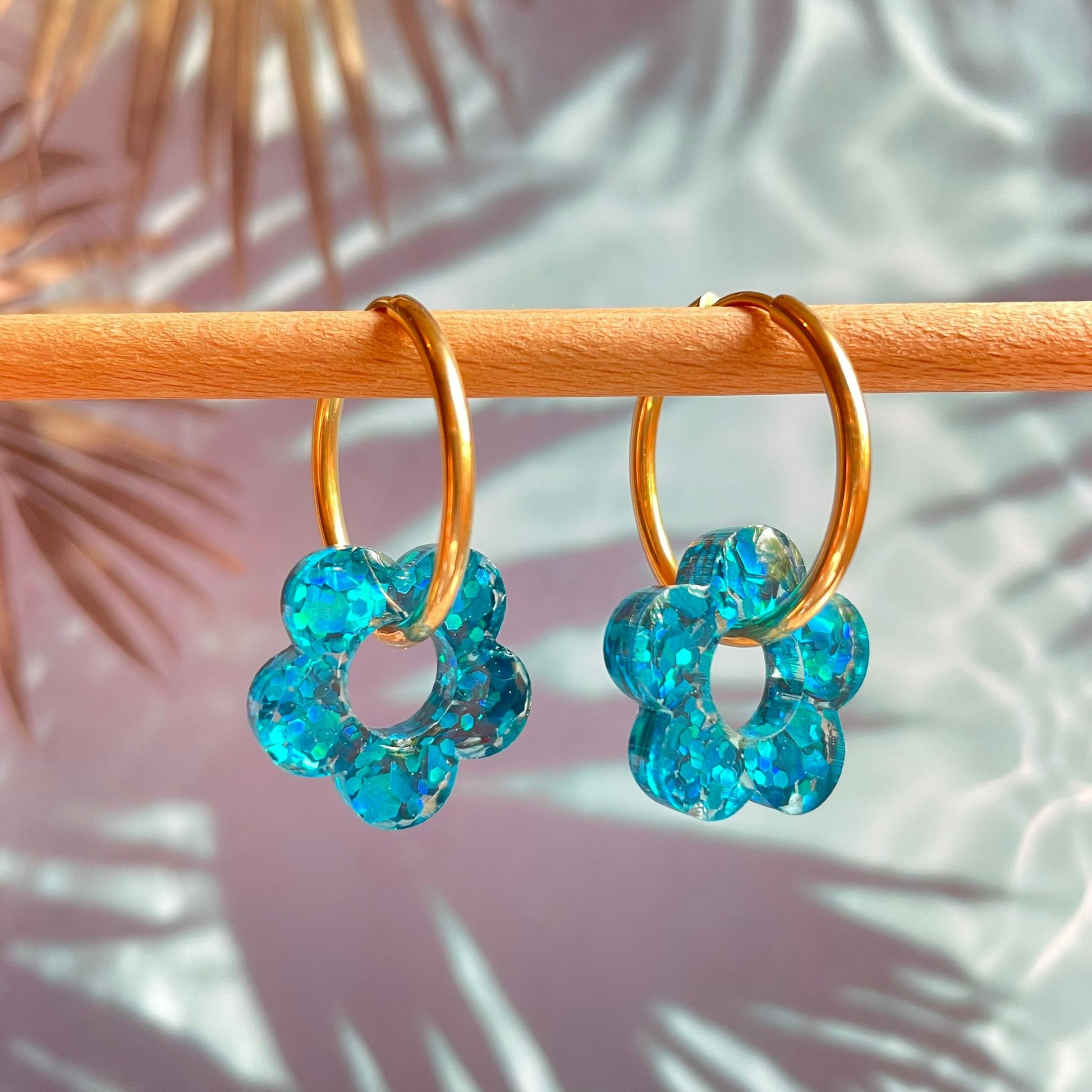 bijoux boucles d'oreilles créoles acier inoxydable ronde ovales rectangle doré argenté charm pampille fleur resine paillettes bleu brillant violet multicolore pastel vert jaune noir blanc nacré rose turquoise fuchsia orange sirène rouge néon 