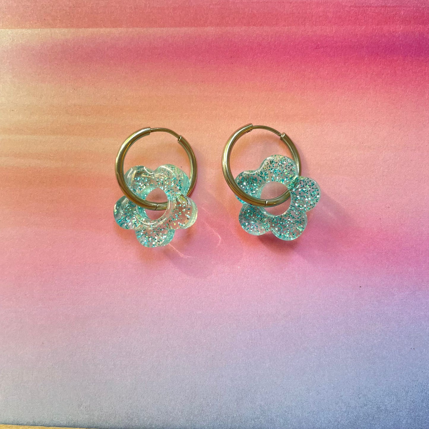 bijoux boucles d'oreilles créoles acier inoxydable ronde ovales rectangle doré argenté charm pampille fleur resine paillettes bleu brillant violet multicolore pastel vert jaune noir blanc nacré rose turquoise fuchsia orange sirène rouge néon blossom
