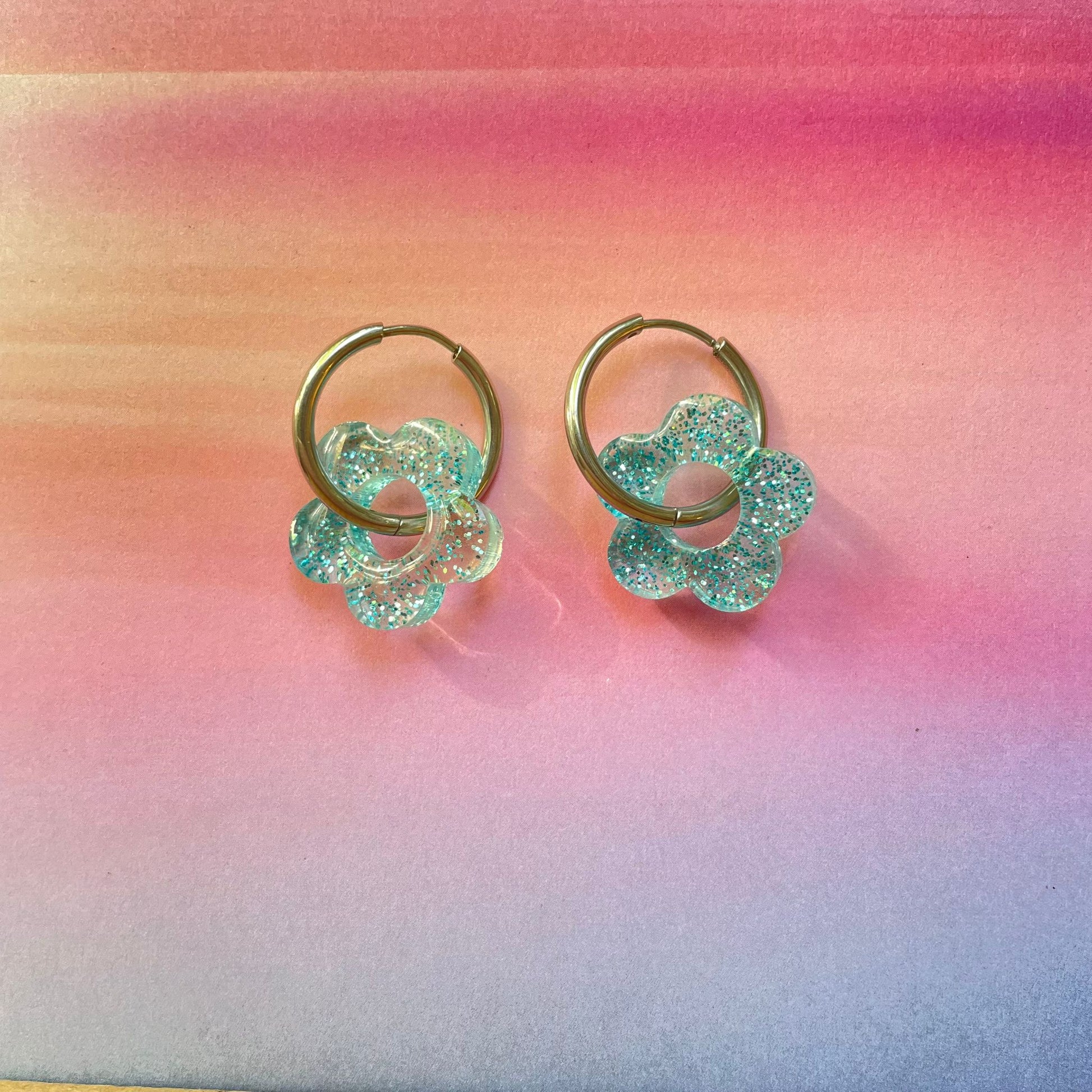 bijoux boucles d'oreilles créoles acier inoxydable ronde ovales rectangle doré argenté charm pampille fleur resine paillettes bleu brillant violet multicolore pastel vert jaune noir blanc nacré rose turquoise fuchsia orange sirène rouge néon blossom