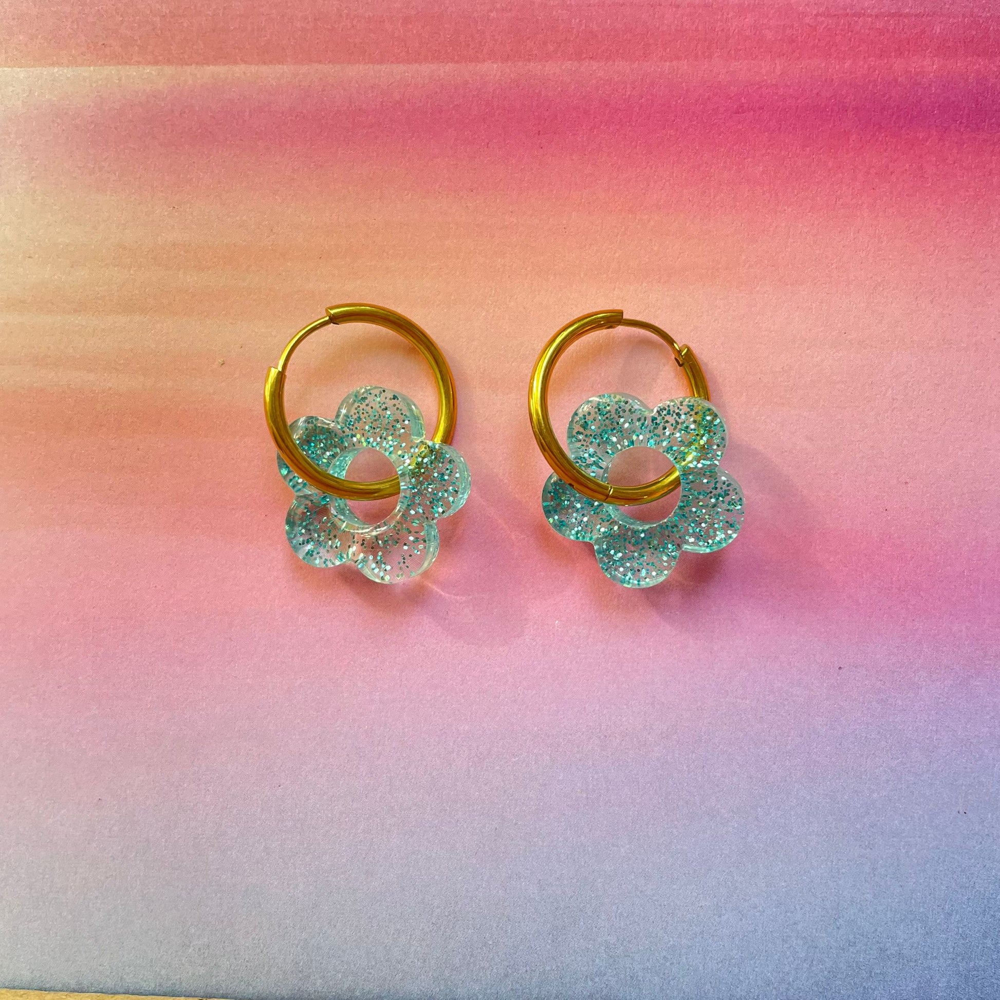 bijoux boucles d'oreilles créoles acier inoxydable ronde ovales rectangle doré argenté charm pampille fleur resine paillettes bleu brillant violet multicolore pastel vert jaune noir blanc nacré rose turquoise fuchsia orange sirène rouge néon blossom