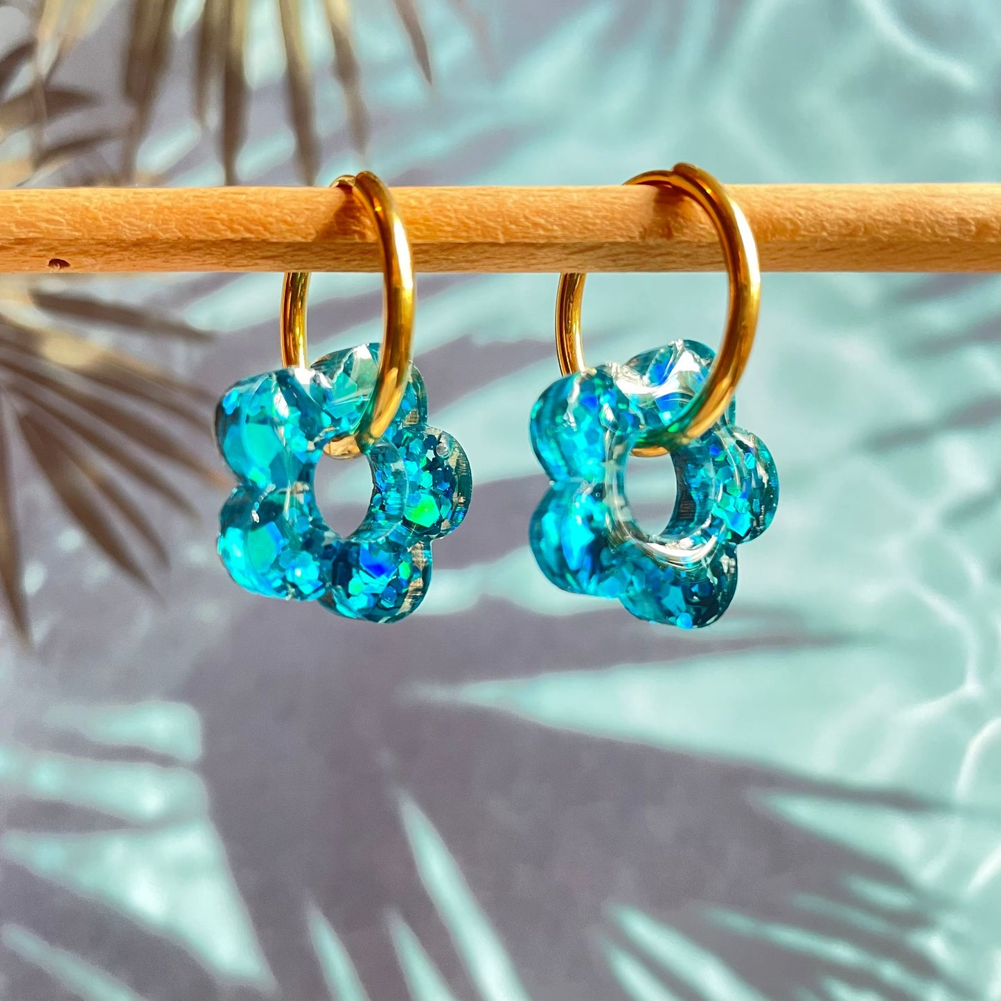 bijoux boucles d'oreilles créoles acier inoxydable ronde ovales rectangle doré argenté charm pampille fleur resine paillettes bleu brillant violet multicolore pastel vert jaune noir blanc nacré rose turquoise fuchsia orange sirène rouge néon 