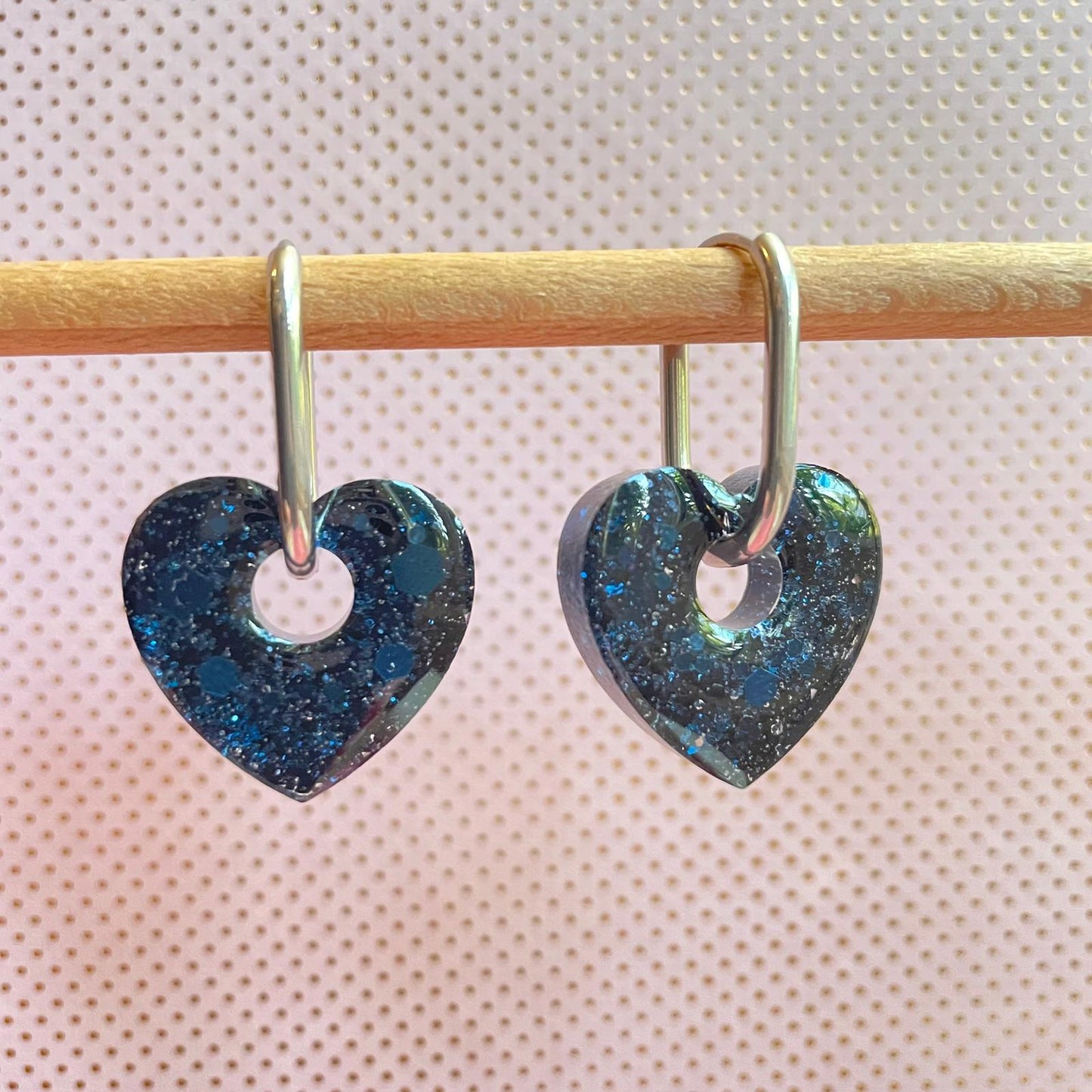 bijoux boucles doreilles creole charm pampille paillettes resine acier inoxydable blossom creatrice francaise coeur bleu