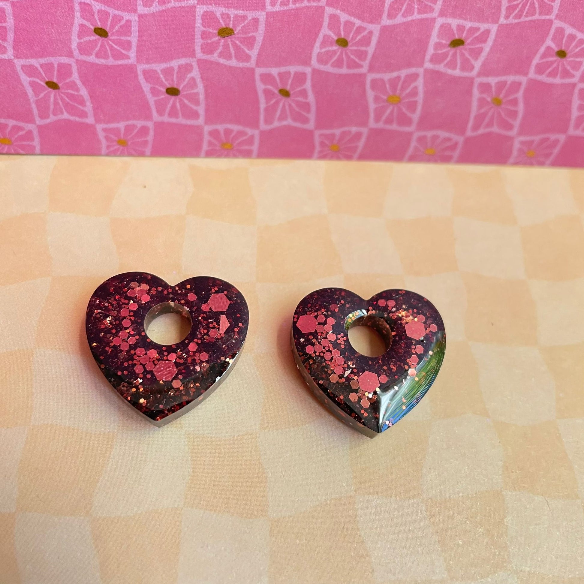 bijoux boucles doreilles creoles charm pampille paillettes resine blossom fait main creatrice francaise artisanal coeur marron