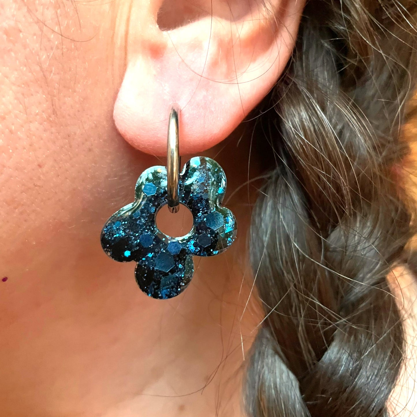 bijoux boucles doreilles creoles charm pampille paillettes resine blossom fait main creatrice francaise artisanal fleur asymétrique bleu