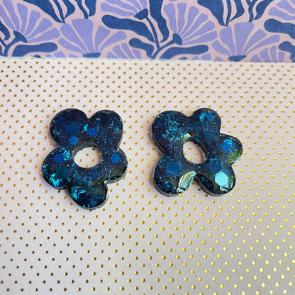 bijoux boucles doreilles creoles charm pampille paillettes resine blossom fait main creatrice francaise artisanal fleur asymétrique bleu