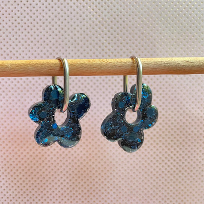 bijoux boucles doreilles creoles charm pampille paillettes resine blossom fait main creatrice francaise artisanal fleur asymétrique bleu