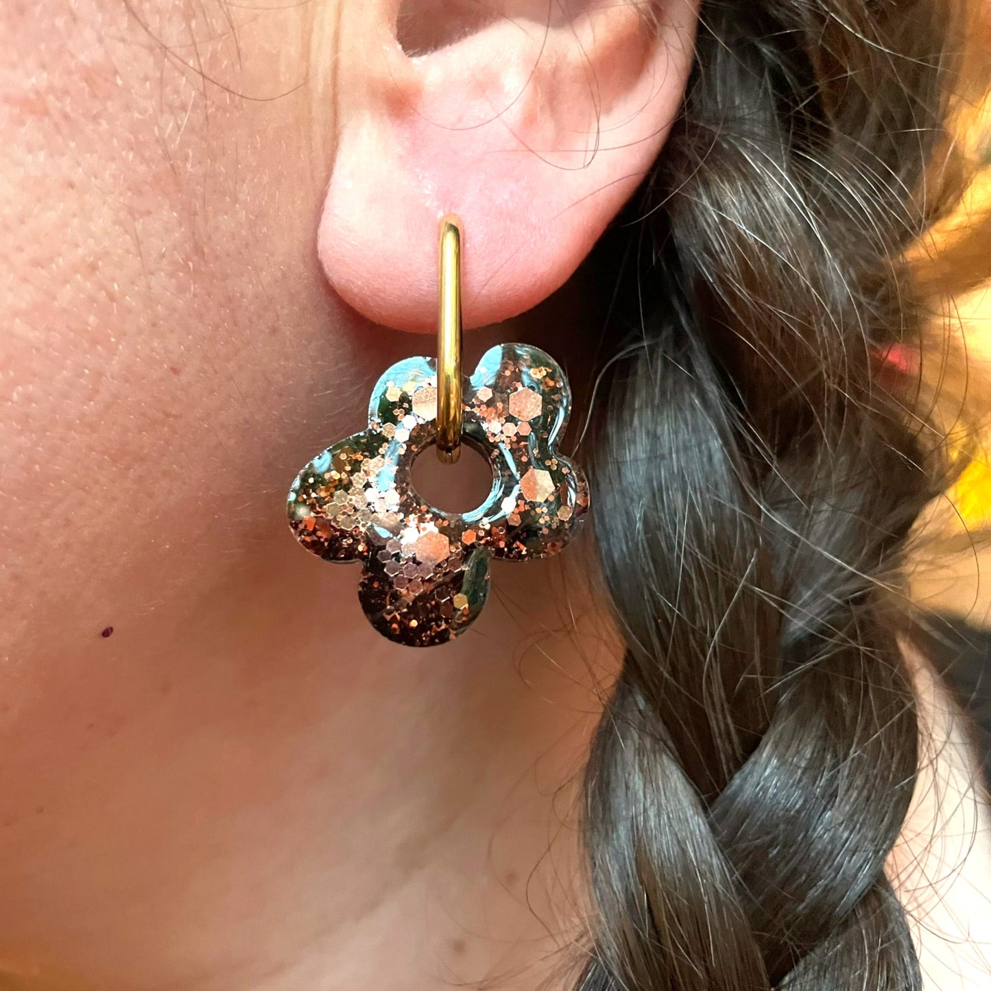 bijoux boucles doreilles creoles charm pampille paillettes resine blossom fait main creatrice francaise artisanal fleur asymétrique marron glacé