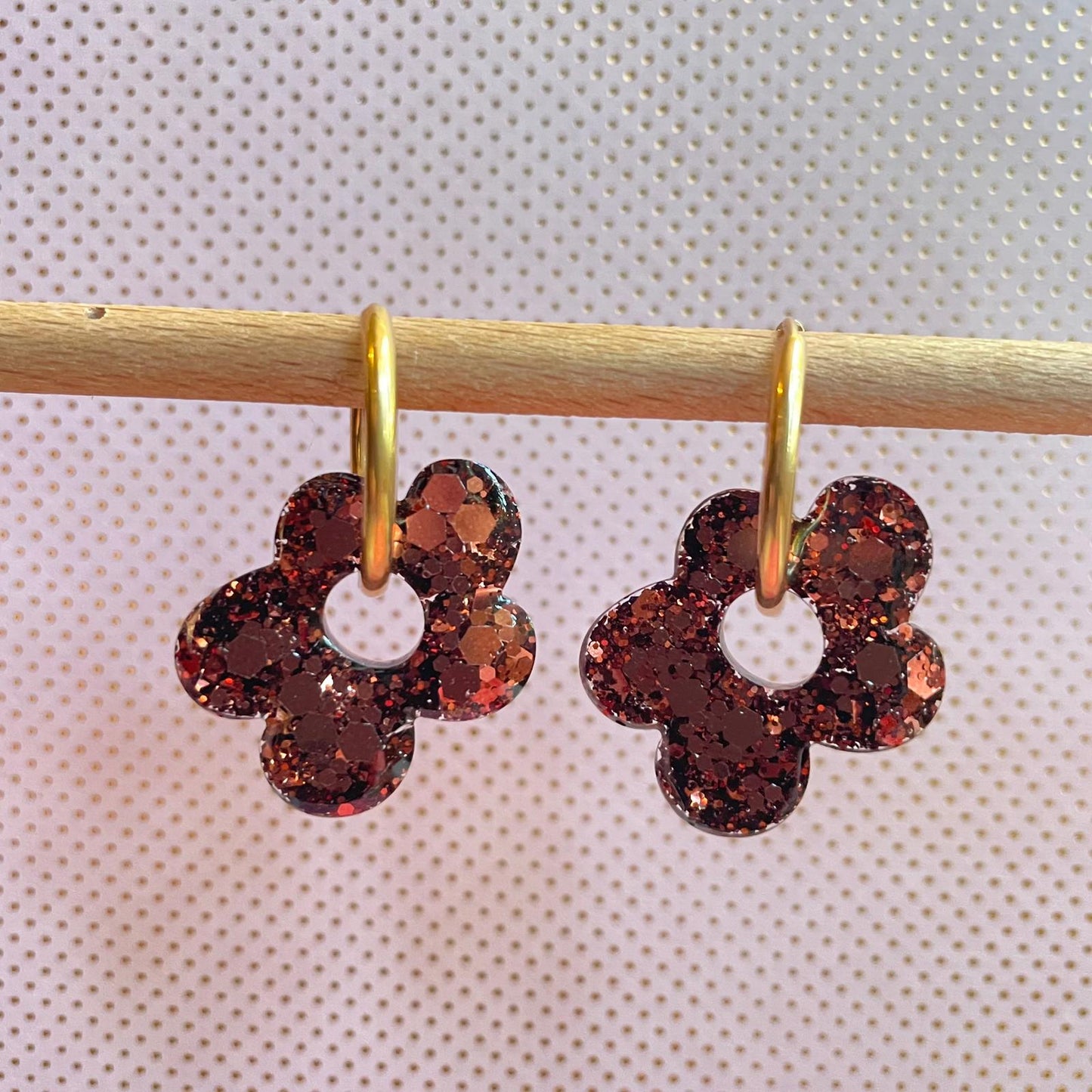 bijoux boucles doreilles creoles charm pampille paillettes resine blossom fait main creatrice francaise artisanal fleur asymétrique marron glacé