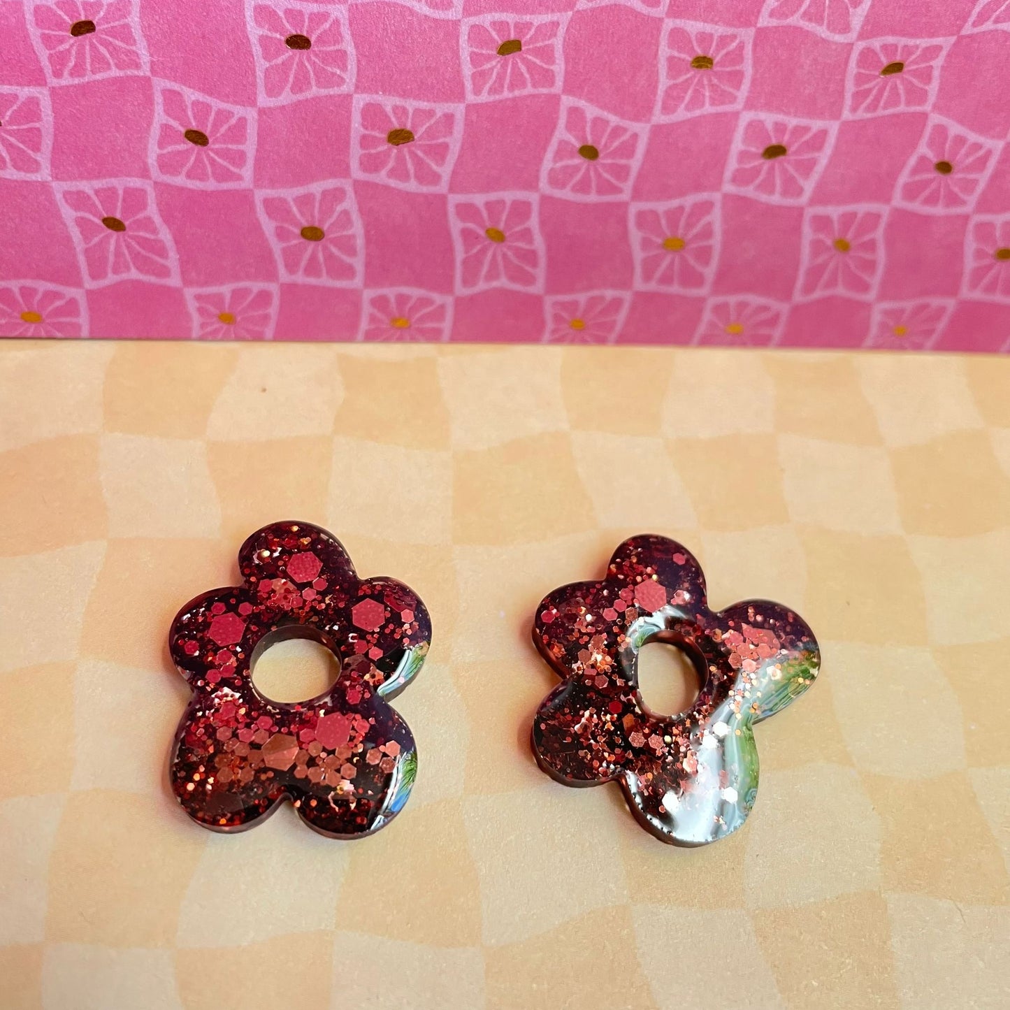 bijoux boucles doreilles creoles charm pampille paillettes resine blossom fait main creatrice francaise artisanal fleur asymétrique marron glacé