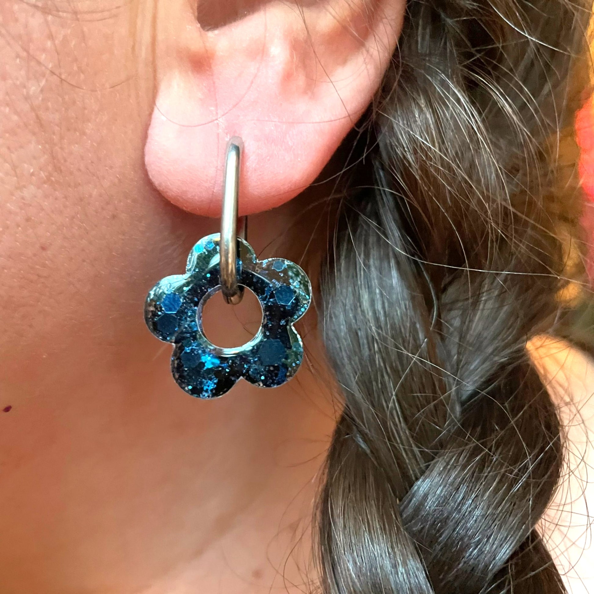 bijoux boucles doreilles creoles charm pampille paillettes resine blossom fait main creatrice francaise artisanal fleur bleu