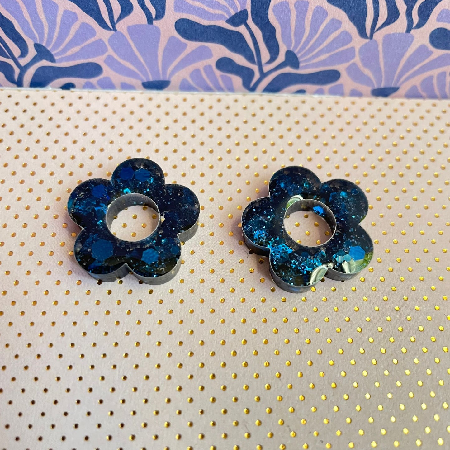 bijoux boucles doreilles creoles charm pampille paillettes resine blossom fait main creatrice francaise artisanal fleur bleu