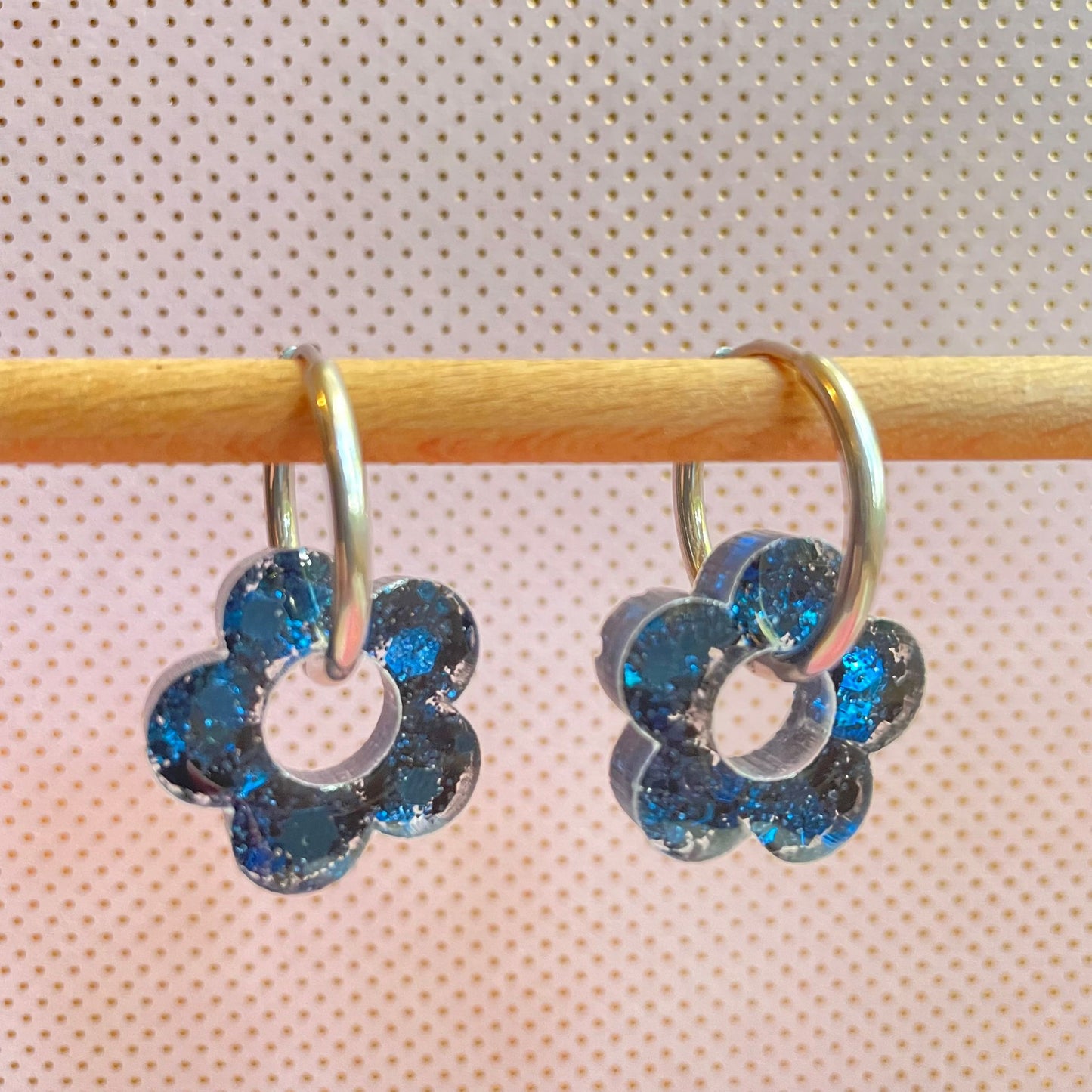 bijoux boucles doreilles creoles charm pampille paillettes resine blossom fait main creatrice francaise artisanal fleur bleu