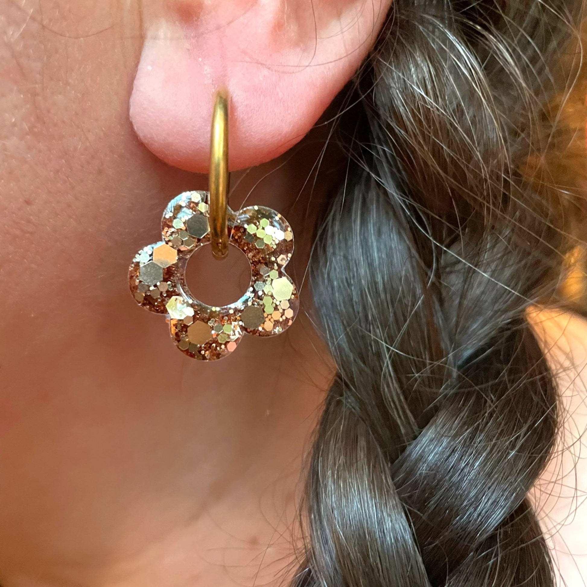 bijoux boucles doreilles creoles charm pampille paillettes resine blossom fait main creatrice francaise artisanal fleur champagne cuivre