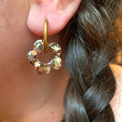 bijoux boucles doreilles creoles charm pampille paillettes resine blossom fait main creatrice francaise artisanal fleur champagne cuivre