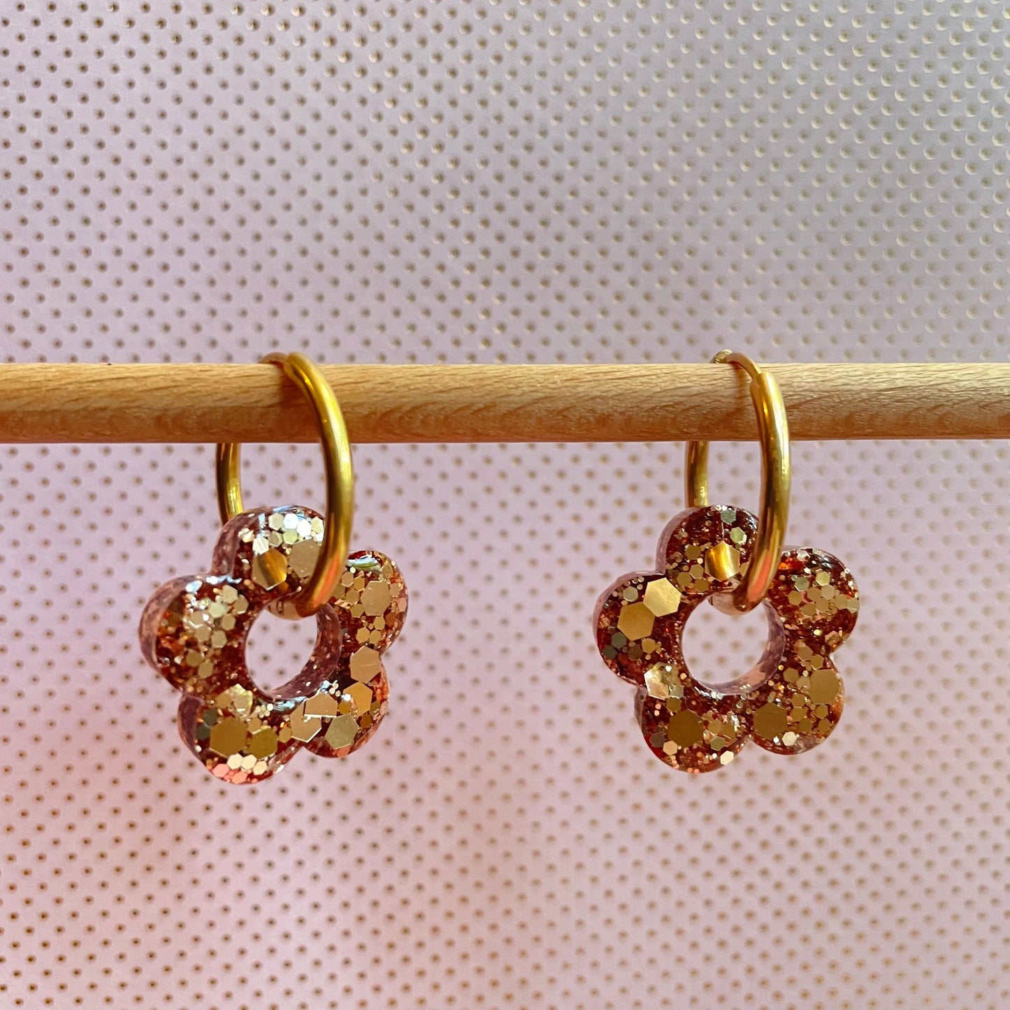 bijoux boucles doreilles creoles charm pampille paillettes resine blossom fait main creatrice francaise artisanal fleur champagne cuivre