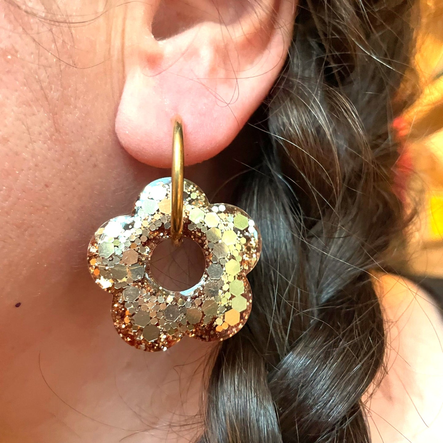 bijoux boucles doreilles creoles charm pampille paillettes resine blossom fait main creatrice francaise artisanal fleur champagne cuivre 35mm