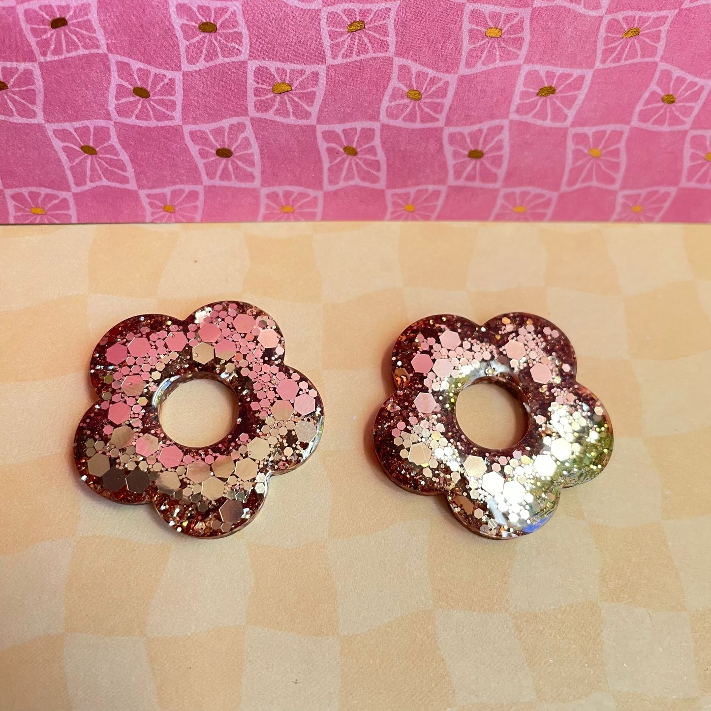 bijoux boucles doreilles creoles charm pampille paillettes resine blossom fait main creatrice francaise artisanal fleur champagne cuivre 35mm