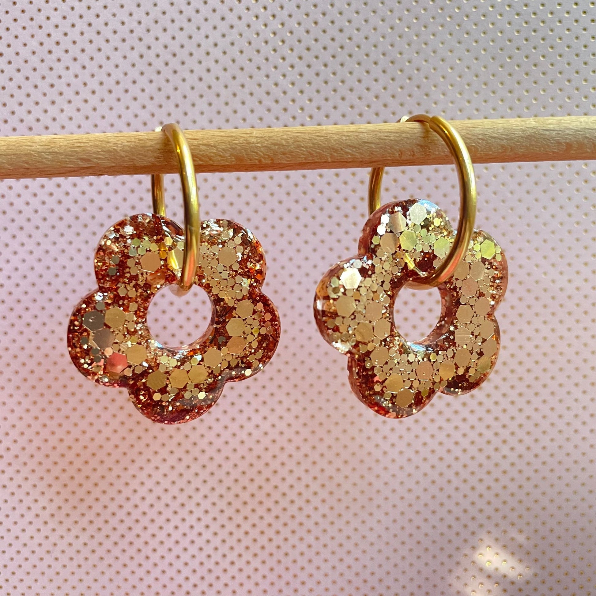 bijoux boucles doreilles creoles charm pampille paillettes resine blossom fait main creatrice francaise artisanal fleur champagne cuivre 35mm