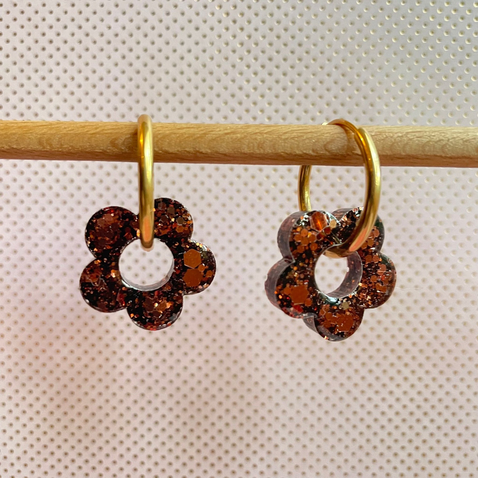 bijoux boucles doreilles creoles charm pampille paillettes resine blossom fait main creatrice francaise artisanal fleur marron glacé