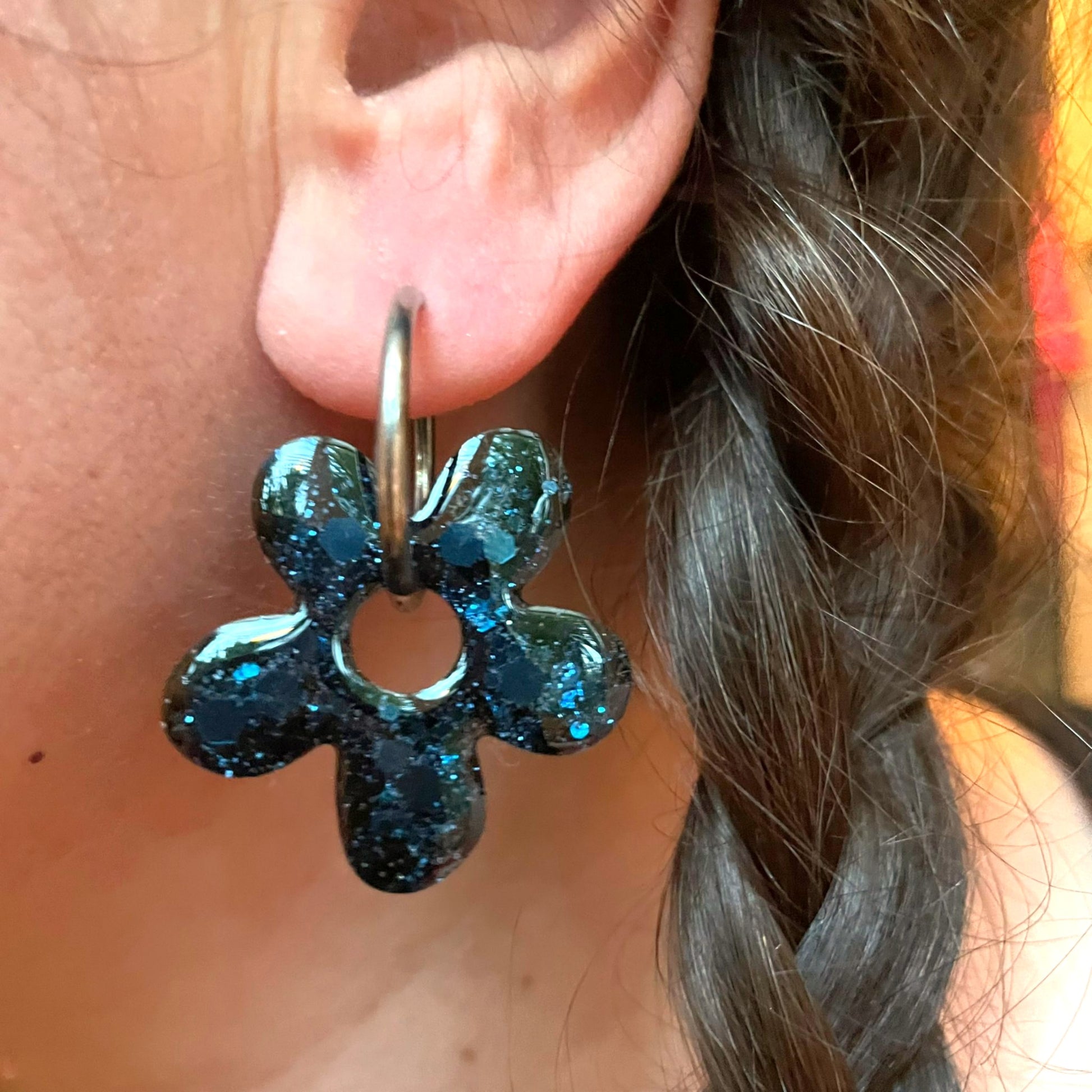 bijoux boucles doreilles creoles charm pampille paillettes resine blossom fait main creatrice francaise artisanal fleur bleu 35mm