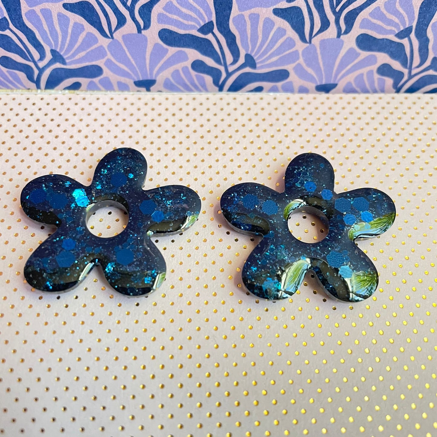 bijoux boucles doreilles creoles charm pampille paillettes resine blossom fait main creatrice francaise artisanal fleur bleu 35mm