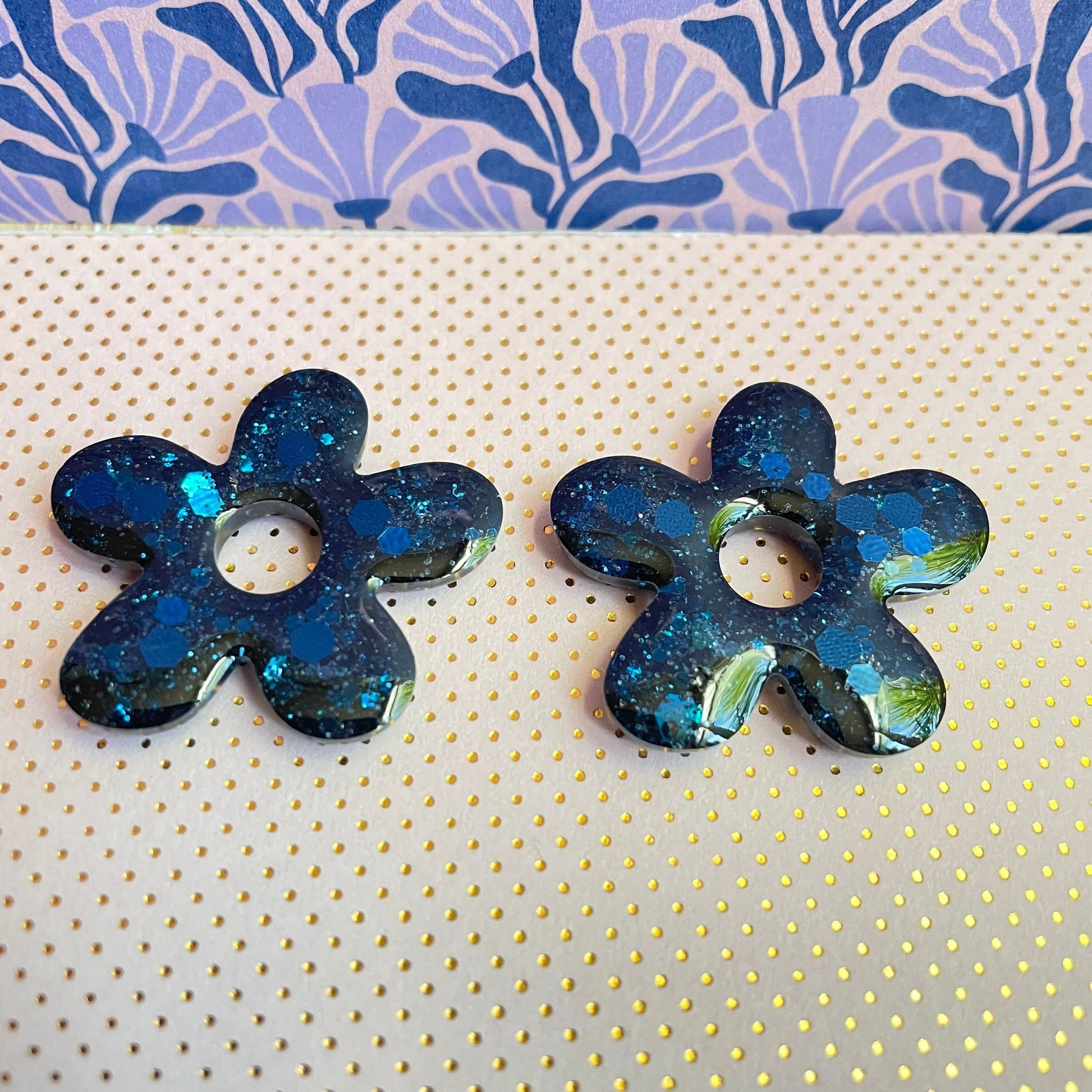 bijoux boucles doreilles creoles charm pampille paillettes resine blossom fait main creatrice francaise artisanal fleur bleu 35mm