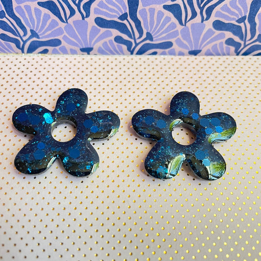 bijoux boucles doreilles creoles charm pampille paillettes resine blossom fait main creatrice francaise artisanal fleur bleu 35mm