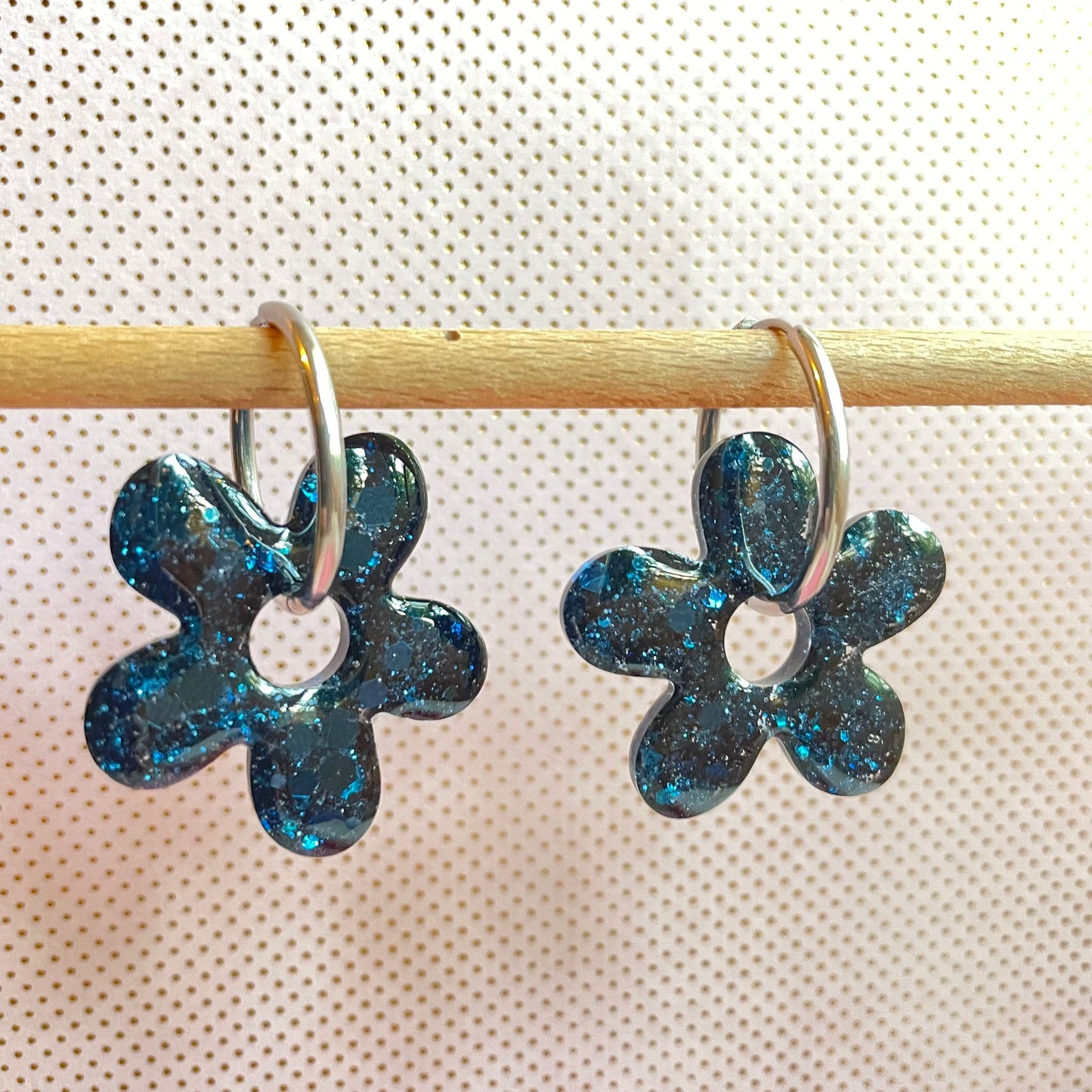 bijoux boucles doreilles creoles charm pampille paillettes resine blossom fait main creatrice francaise artisanal fleur bleu 35mm