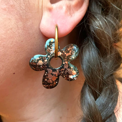 bijoux boucles doreilles creoles charm pampille paillettes resine blossom fait main creatrice francaise artisanal fleur marron glace 35mm