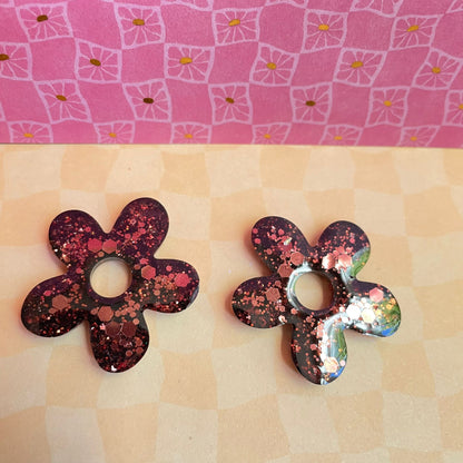 bijoux boucles doreilles creoles charm pampille paillettes resine blossom fait main creatrice francaise artisanal fleur marron glace 35mm