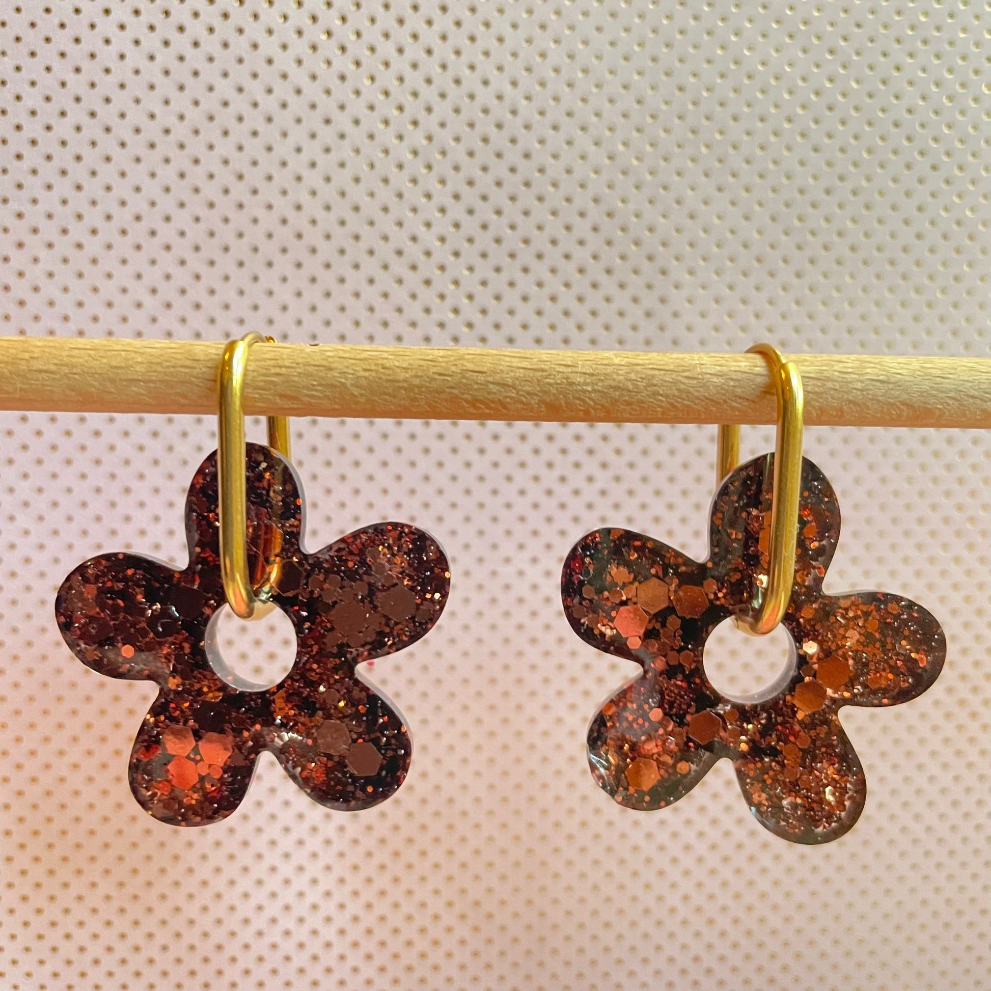 bijoux boucles doreilles creoles charm pampille paillettes resine blossom fait main creatrice francaise artisanal fleur marron glace 35mm