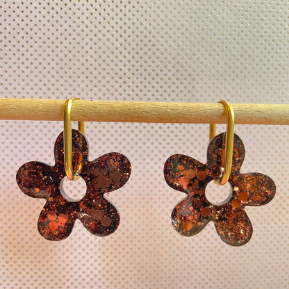 bijoux boucles doreilles creoles charm pampille paillettes resine blossom fait main creatrice francaise artisanal fleur marron glace 35mm