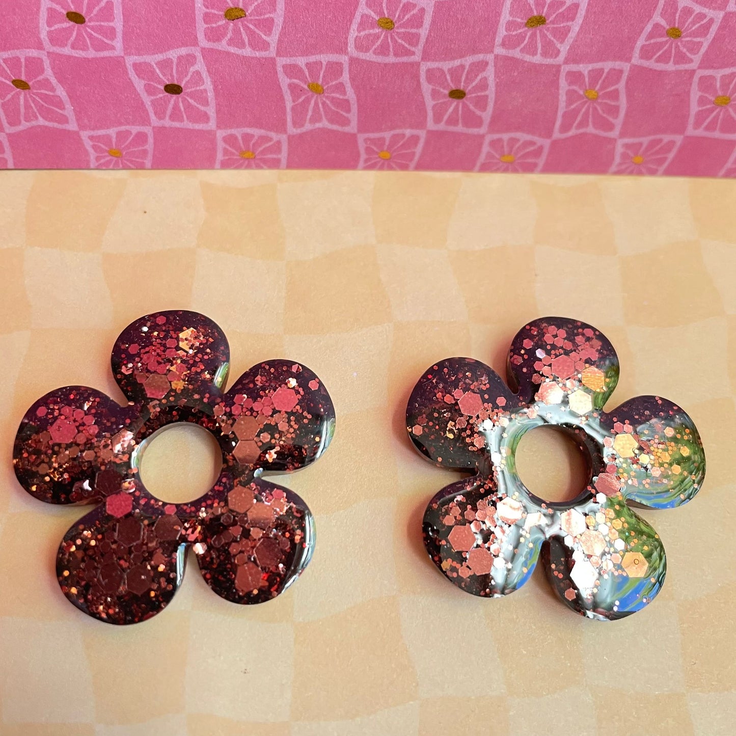 bijoux boucles doreilles creoles charm pampille paillettes resine blossom fait main creatrice francaise artisanal fleur marron glacé 35mm