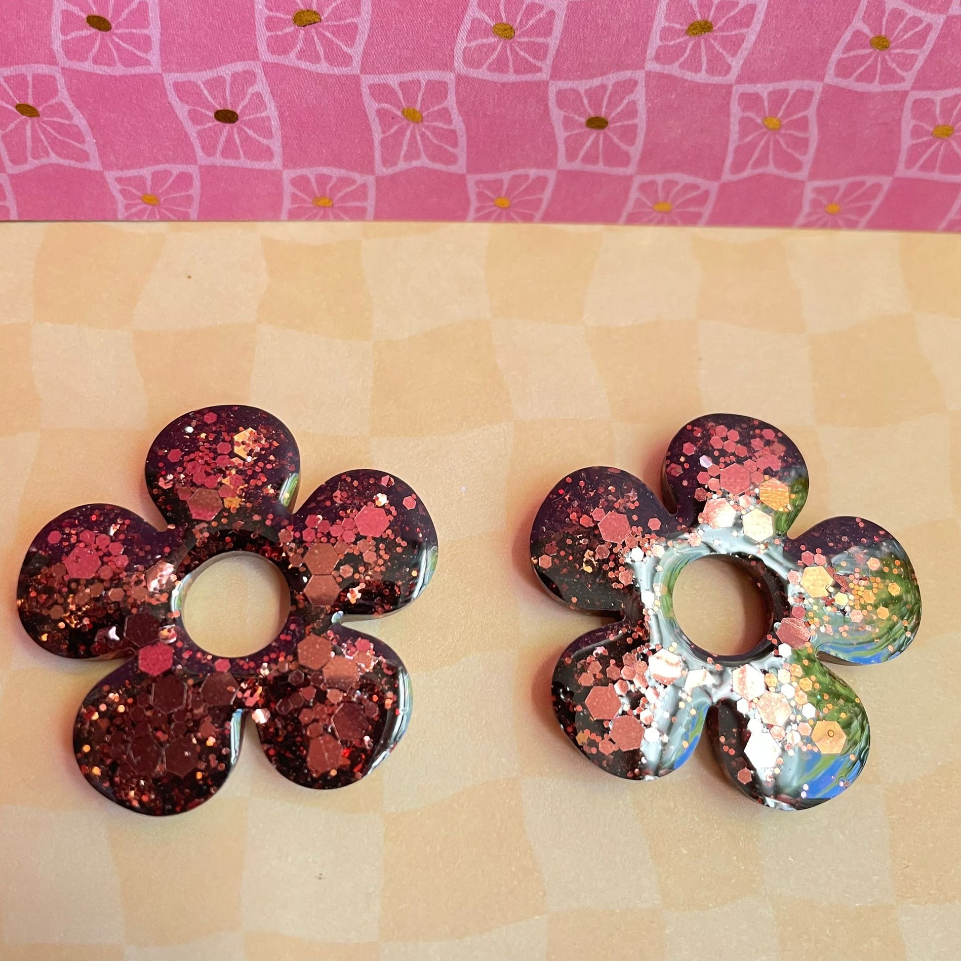 bijoux boucles doreilles creoles charm pampille paillettes resine blossom fait main creatrice francaise artisanal fleur marron glacé 35mm