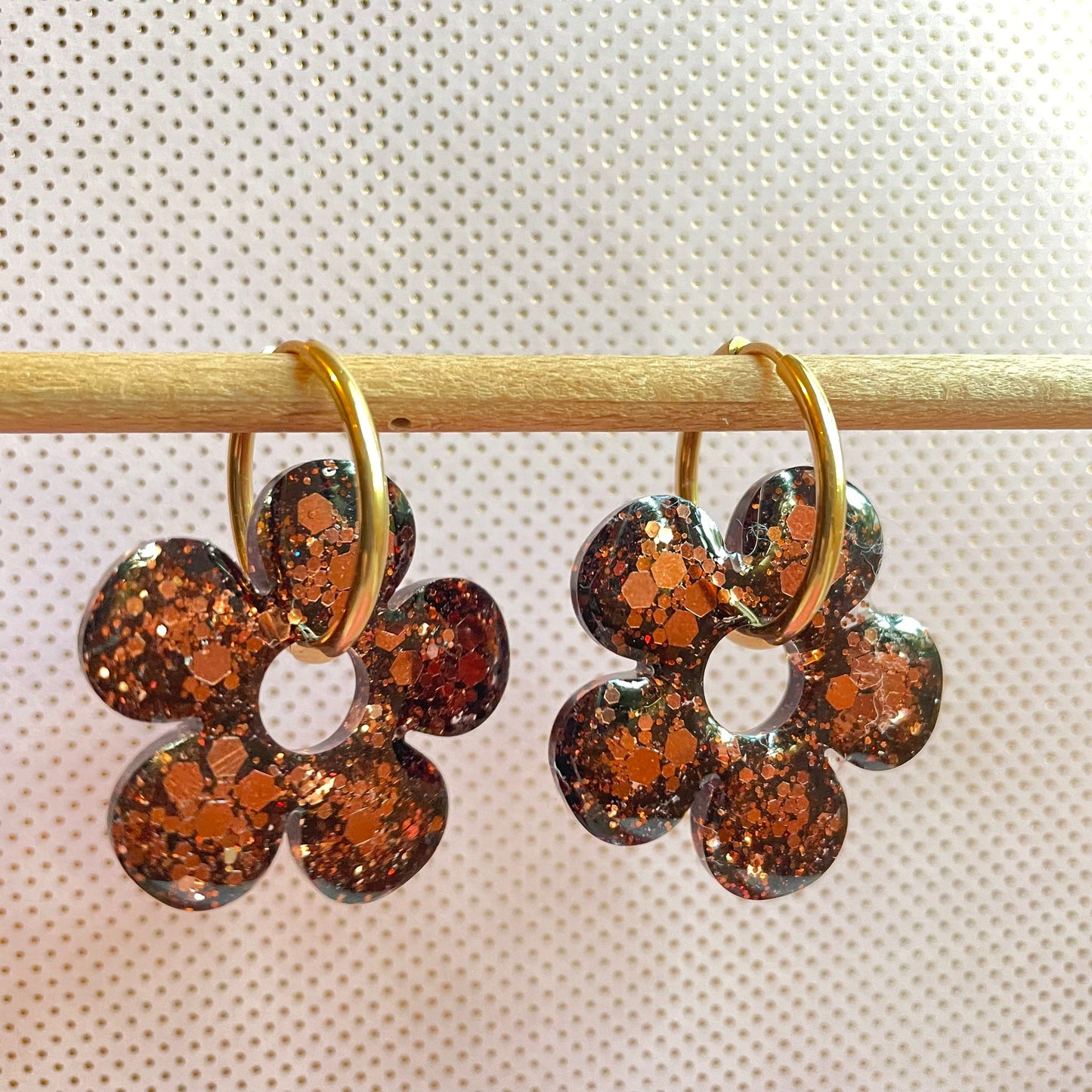 bijoux boucles doreilles creoles charm pampille paillettes resine blossom fait main creatrice francaise artisanal fleur marron glacé 35mm