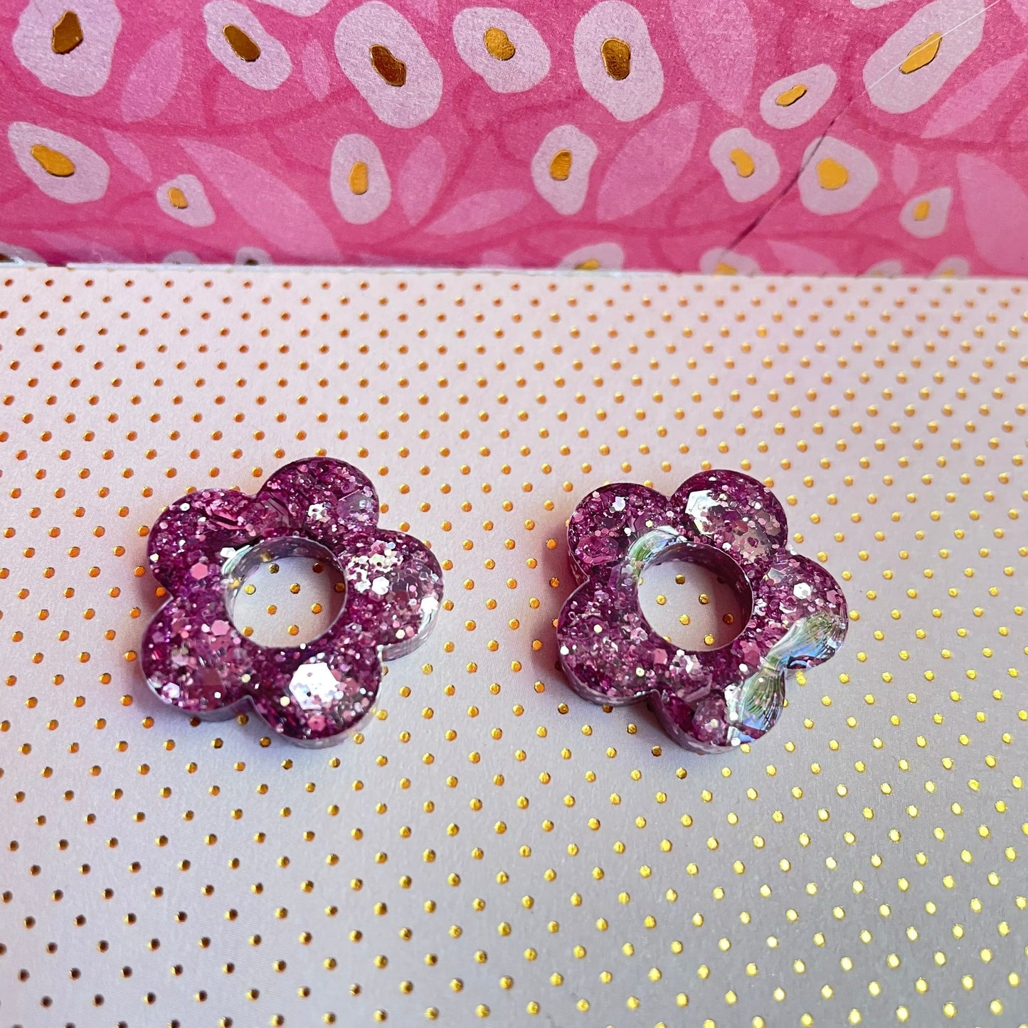 bijoux boucles doreilles creoles charm pampille paillettes resine blossom fait main creatrice francaise artisanal fleur rose