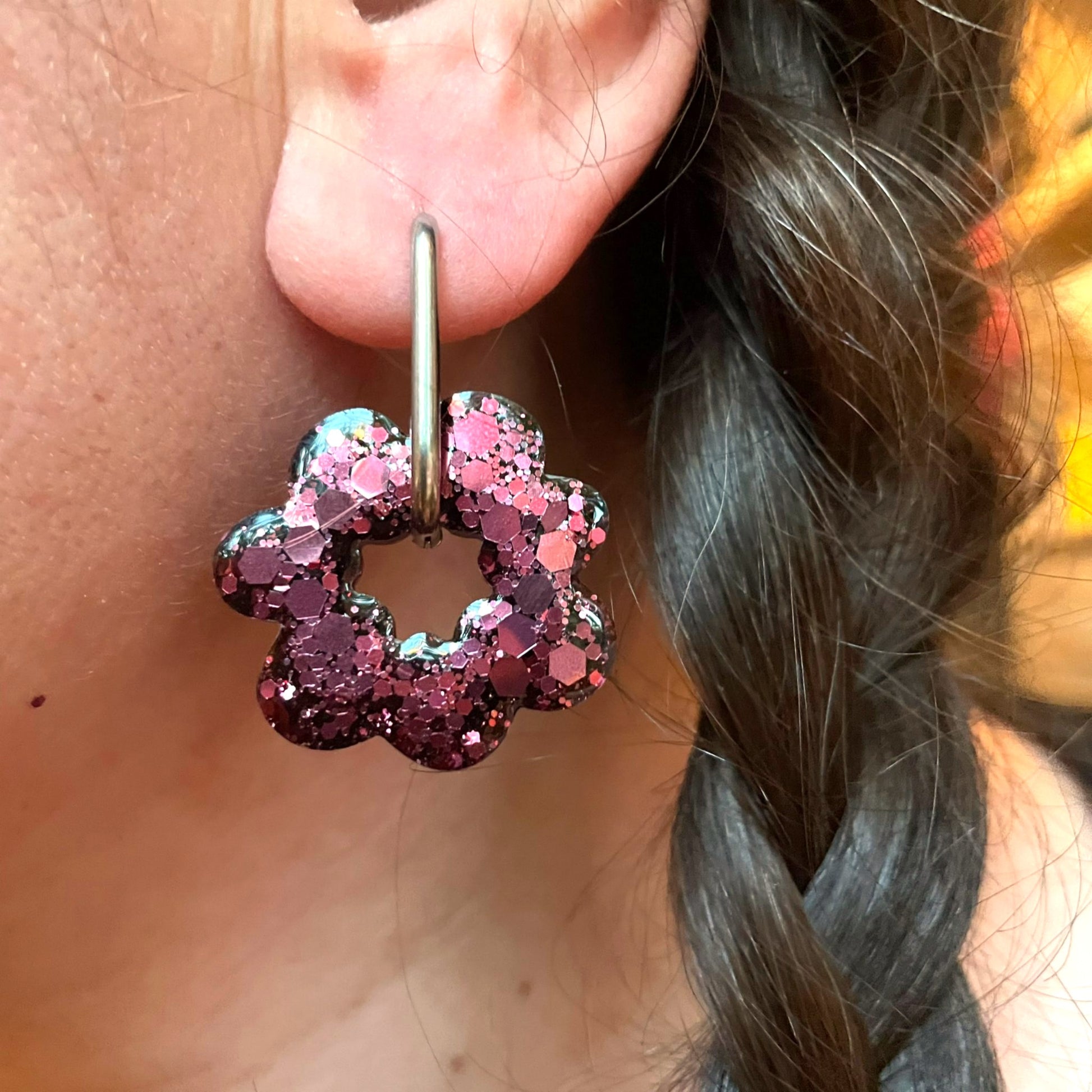 bijoux boucles doreilles creoles charm pampille paillettes resine blossom fait main creatrice francaise artisanal fleur rubis asymétrique 25mm