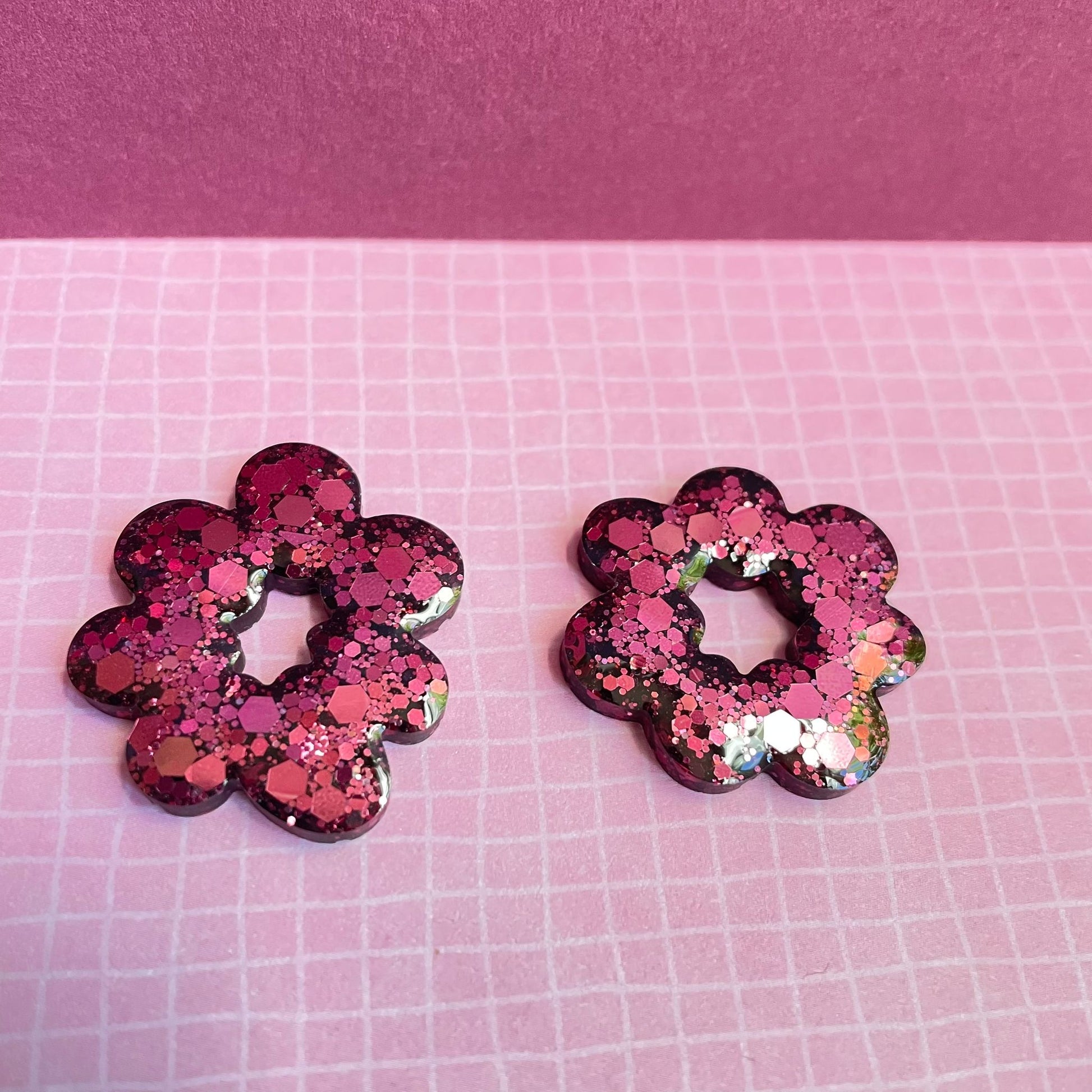 bijoux boucles doreilles creoles charm pampille paillettes resine blossom fait main creatrice francaise artisanal fleur rubis asymétrique 25mm
