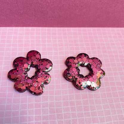 bijoux boucles doreilles creoles charm pampille paillettes resine blossom fait main creatrice francaise artisanal fleur rubis asymétrique 25mm