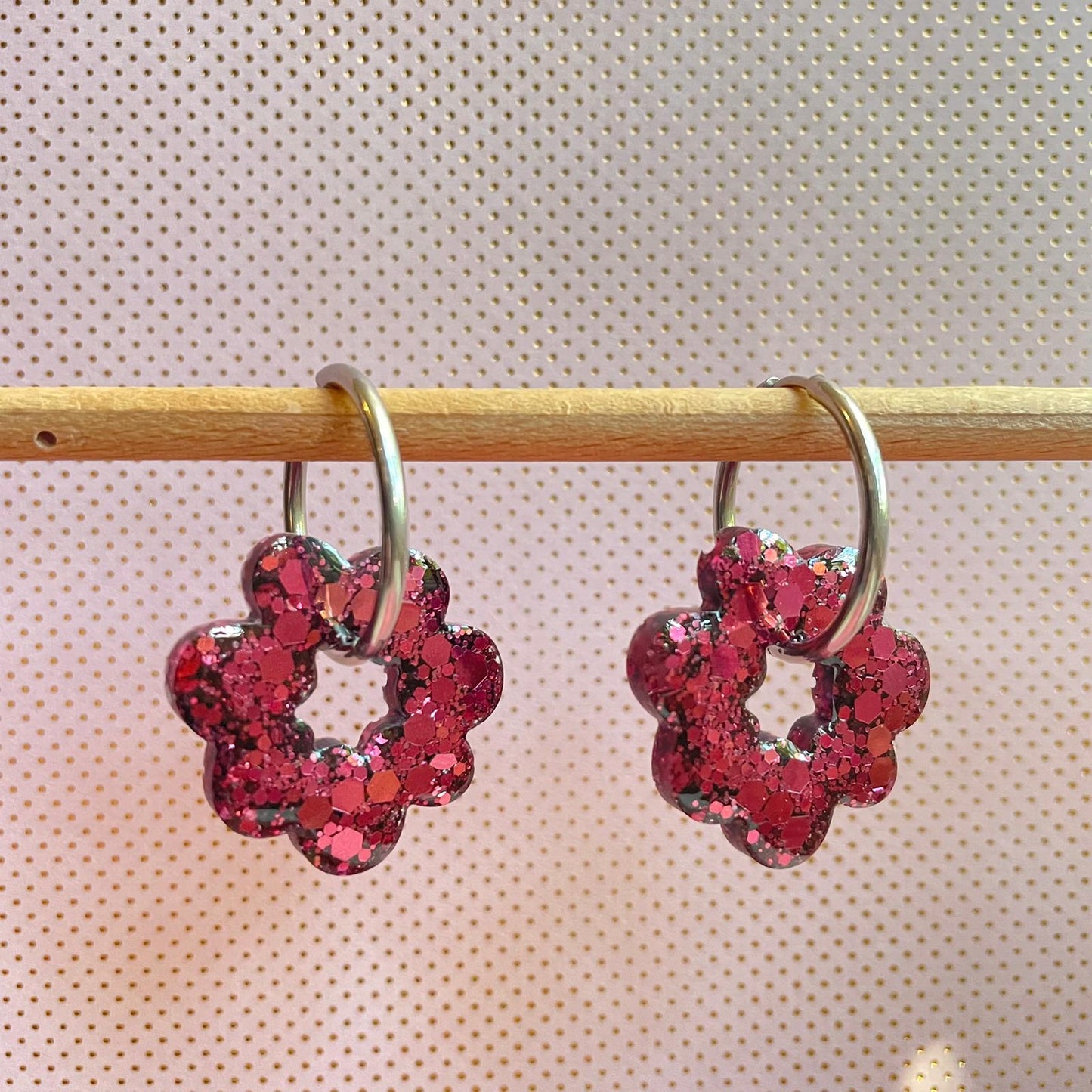 bijoux boucles doreilles creoles charm pampille paillettes resine blossom fait main creatrice francaise artisanal fleur rubis asymétrique 25mm