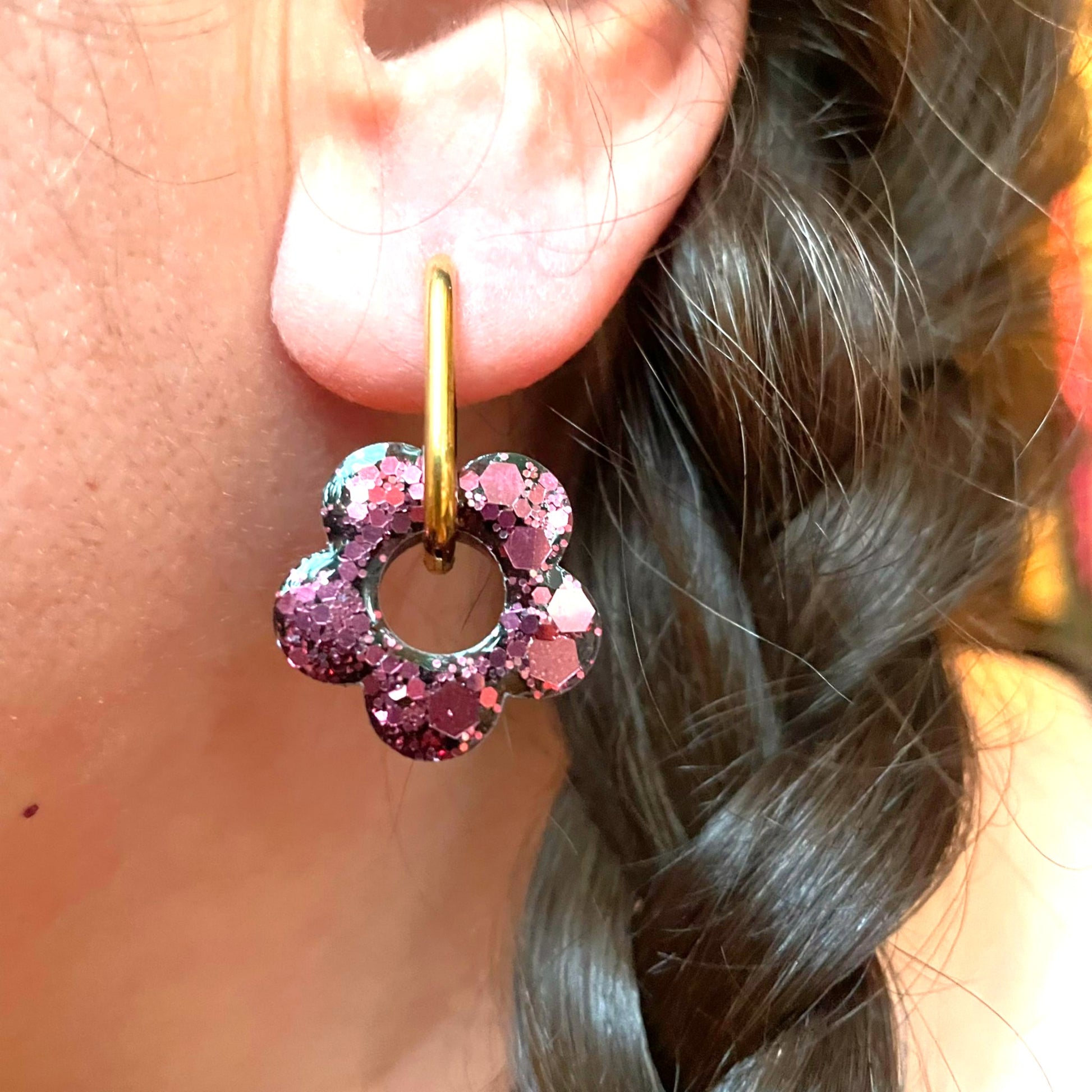 bijoux boucles doreilles creoles charm pampille paillettes resine blossom fait main creatrice francaise artisanal fleur rouge rubis rose