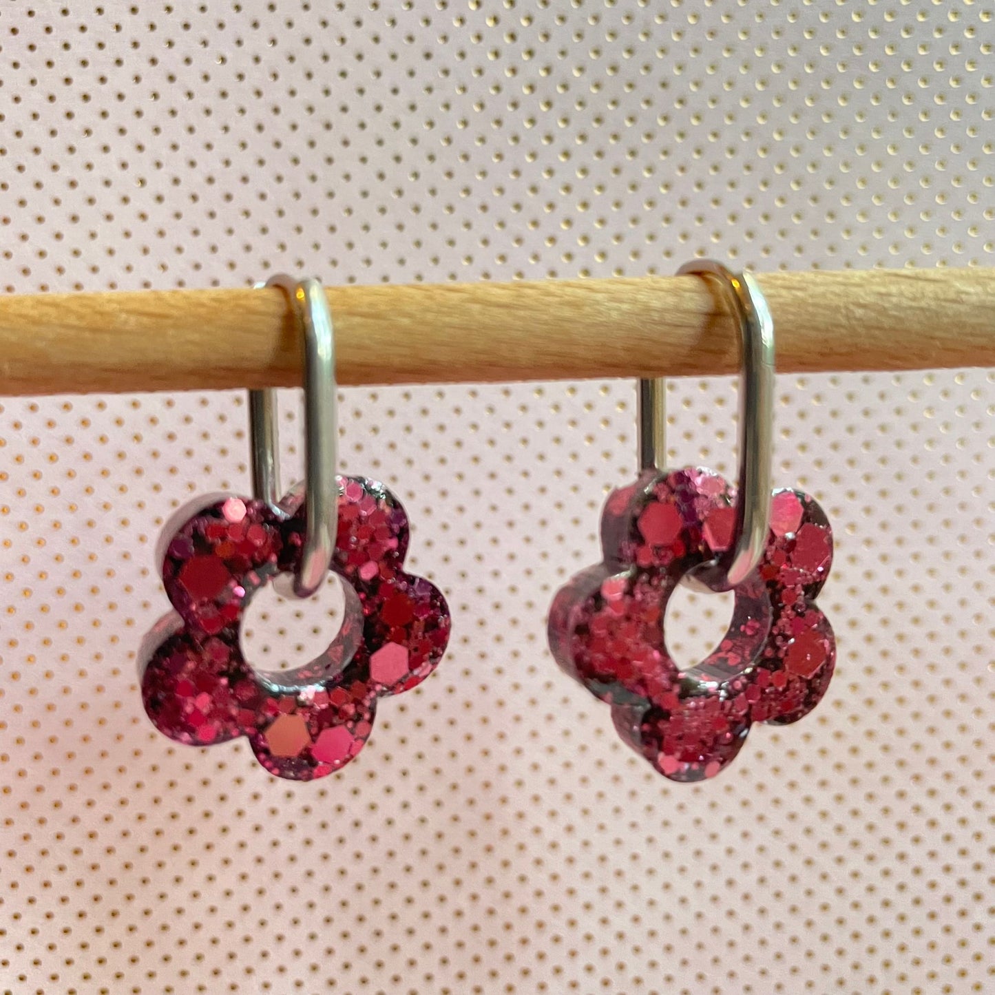 bijoux boucles doreilles creoles charm pampille paillettes resine blossom fait main creatrice francaise artisanal fleur rouge rubis rose