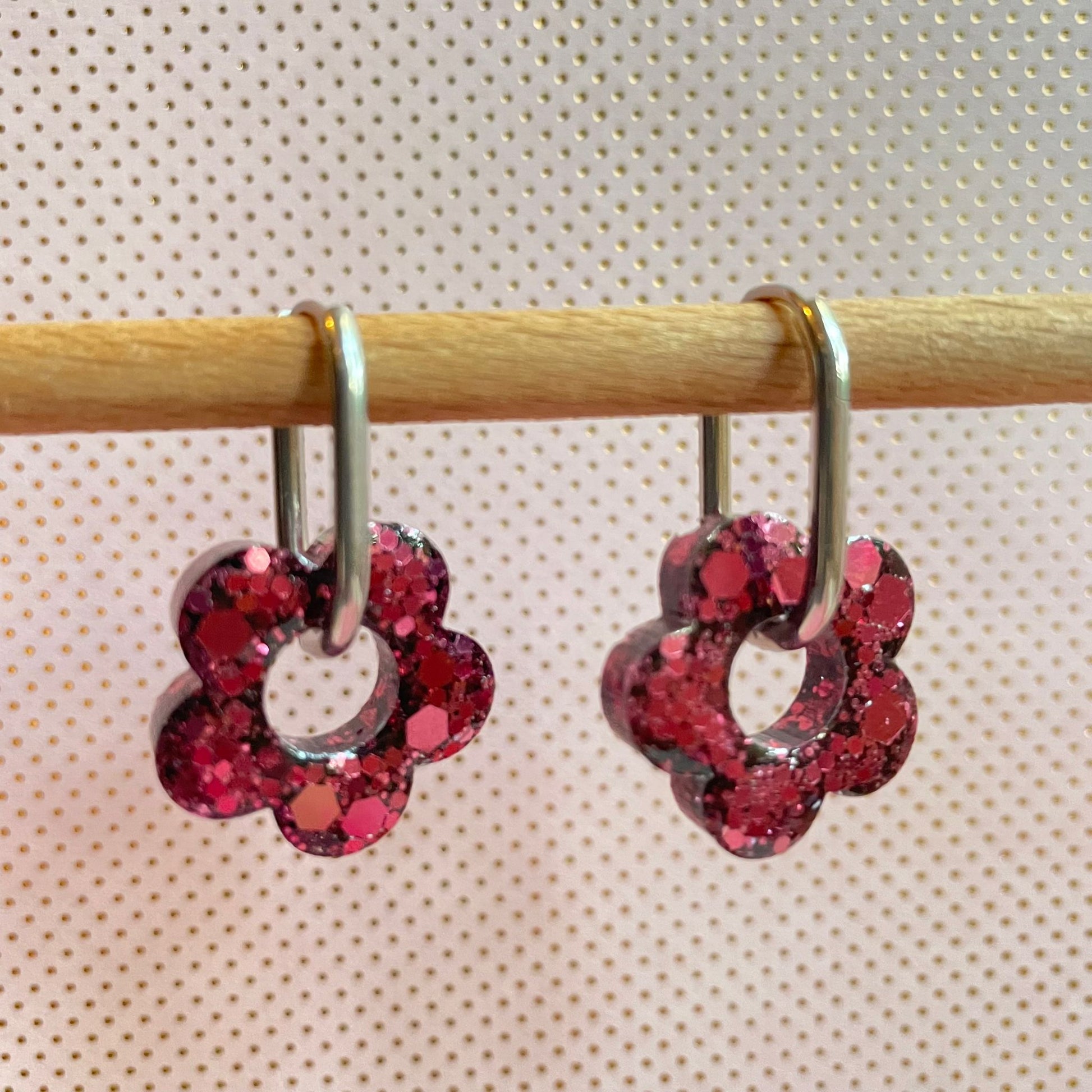 bijoux boucles doreilles creoles charm pampille paillettes resine blossom fait main creatrice francaise artisanal fleur rouge rubis rose