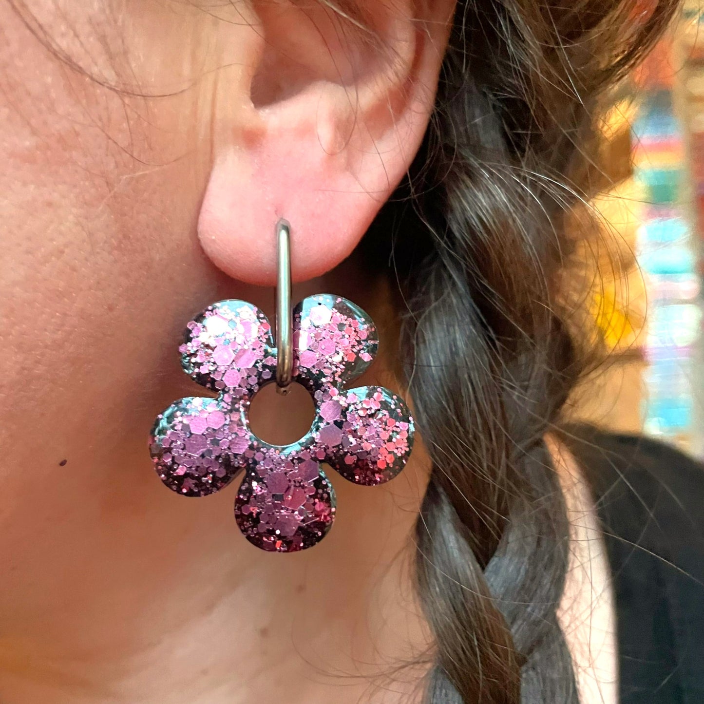 bijoux boucles doreilles creoles charm pampille paillettes resine blossom fait main creatrice francaise artisanal fleur rubis 35mm