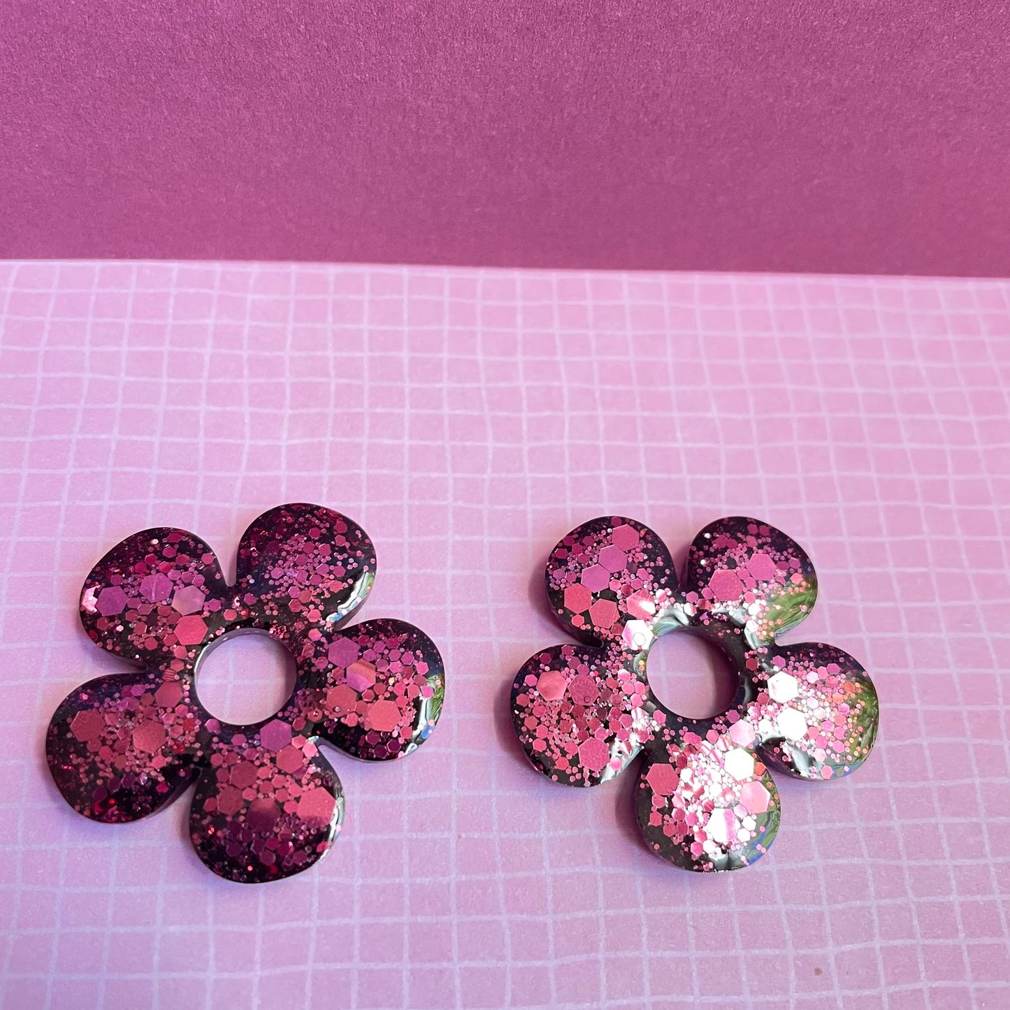 bijoux boucles doreilles creoles charm pampille paillettes resine blossom fait main creatrice francaise artisanal fleur rubis 35mm