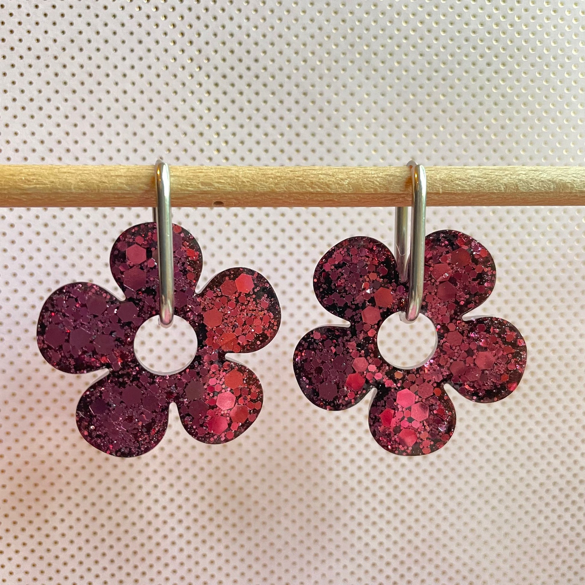 bijoux boucles doreilles creoles charm pampille paillettes resine blossom fait main creatrice francaise artisanal fleur rubis 35mm