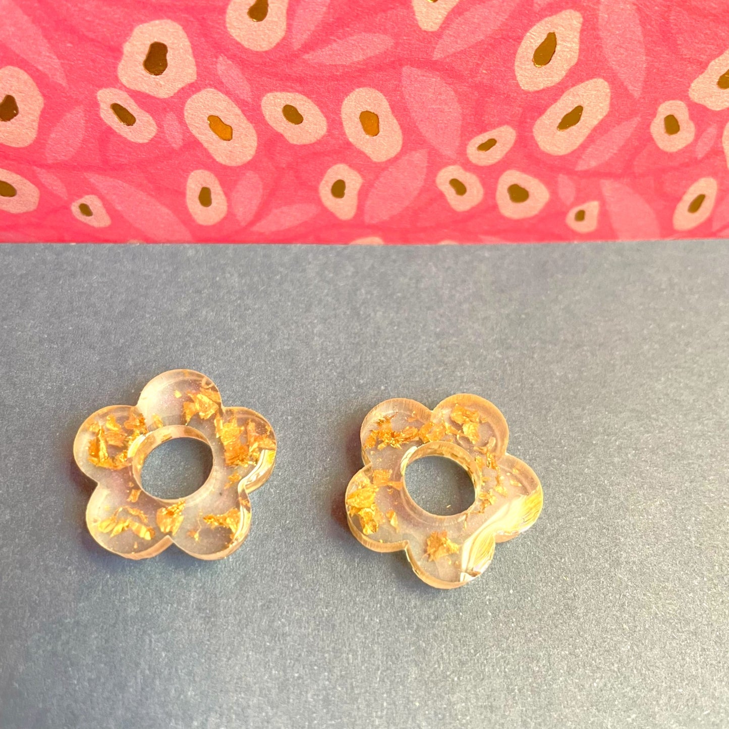 bijoux boucles doreilles creoles charm pampille paillettes resine blossom fait main creatrice francaise artisanal fleur transparent feuille or