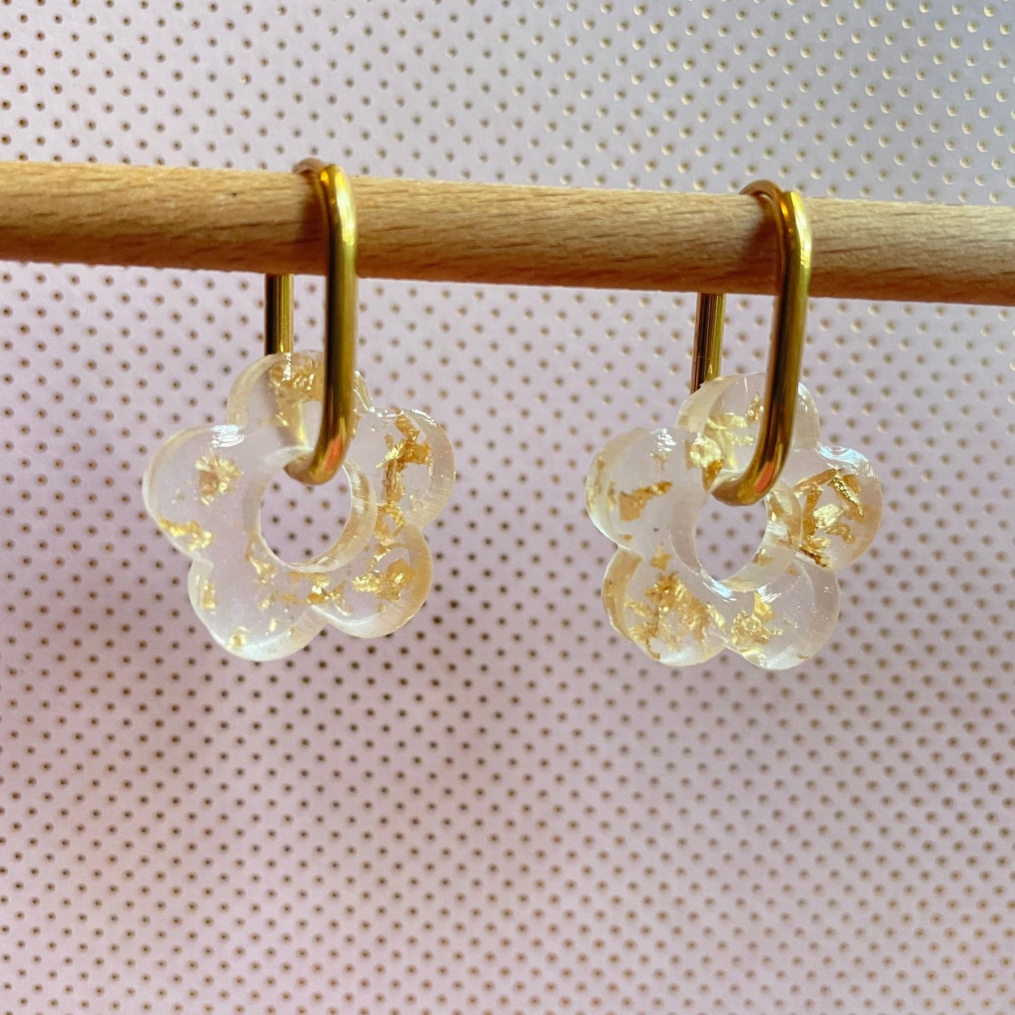 bijoux boucles doreilles creoles charm pampille paillettes resine blossom fait main creatrice francaise artisanal fleur transparent feuille or