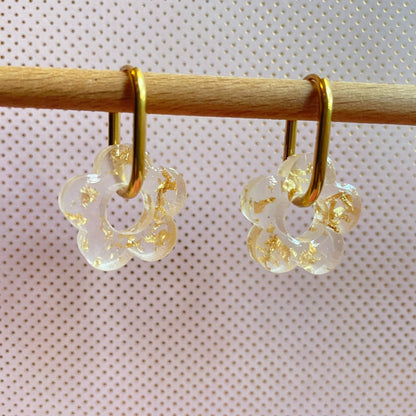 bijoux boucles doreilles creoles charm pampille paillettes resine blossom fait main creatrice francaise artisanal fleur transparent feuille or