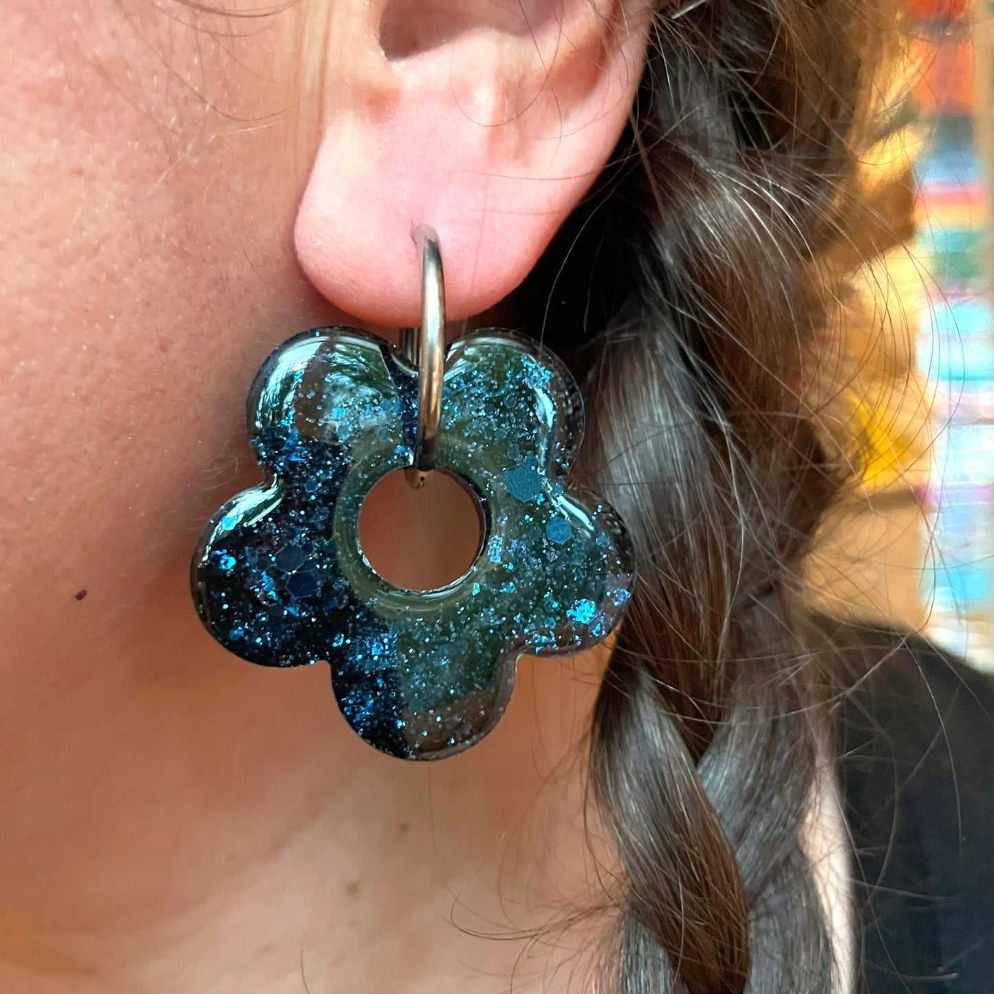 bijoux boucles doreilles creoles charm pampille paillettes resine blossom fait main creatrice francaise artisanal fleur bleu maxi